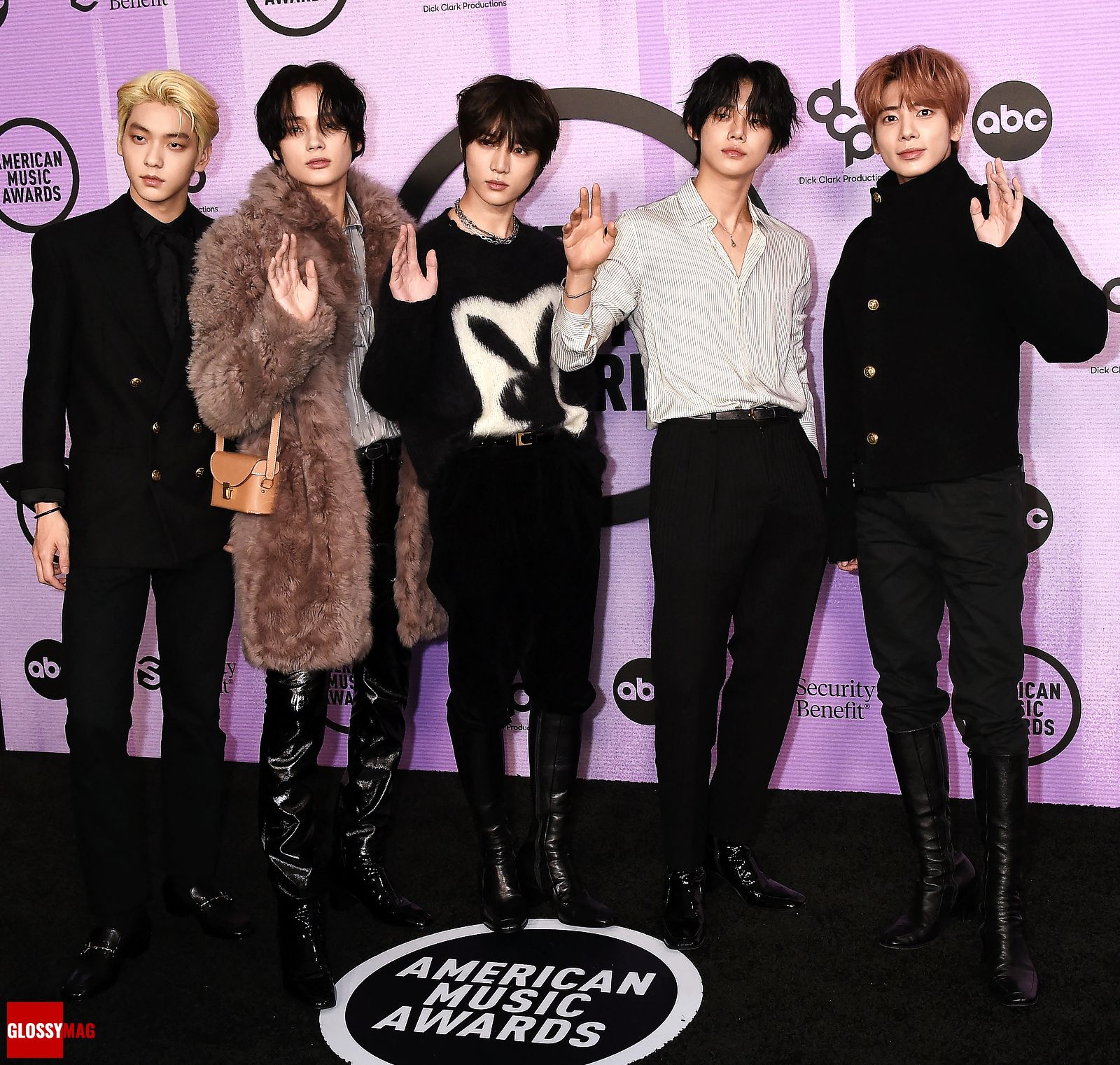 Группа TXT на церемонии вручения премии American Music Awards 2022 в Лос-Анджелесе Группа TXT на церемонии вручения премии American Music Awards 2022 в Лос-Анджелесе, 20 ноября 2022 г.