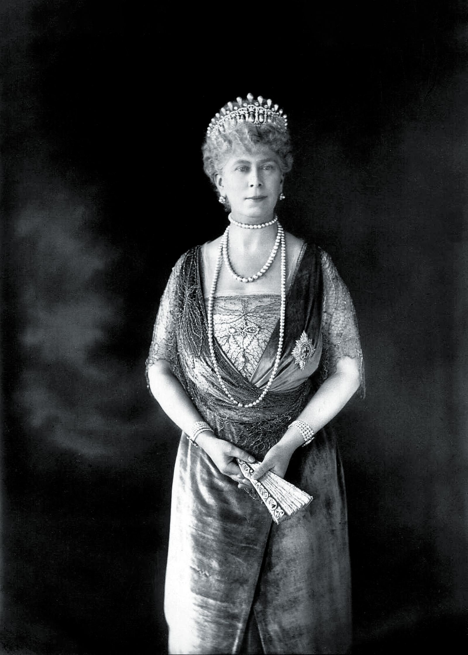 Королева Мария, бабушка королевы Елизаветы II, в тиаре Lover’s Knot, 1926 г. Королева Мария, бабушка королевы Елизаветы II, в тиаре Lover’s Knot, примерно 1926 г.