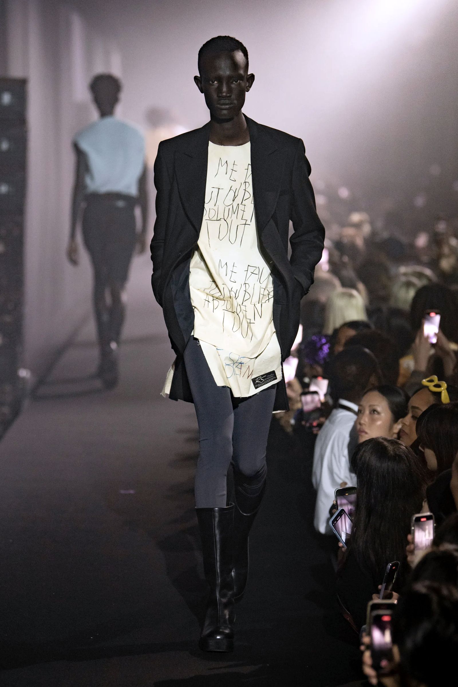 Raf Simons весна-лето 2023, фото 3 Шоу Raf Simons весна-лето 2023, фото 3