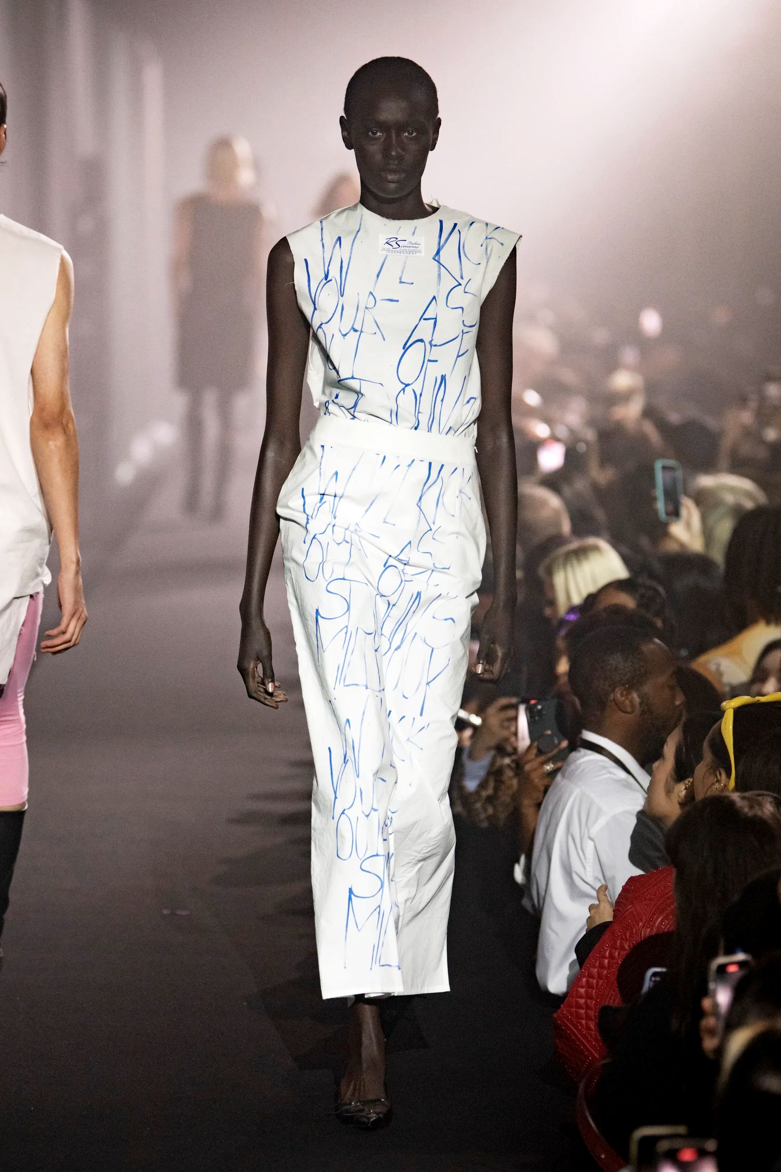 Raf Simons весна-лето 2023, фото 4 Шоу Raf Simons весна-лето 2023, фото 4