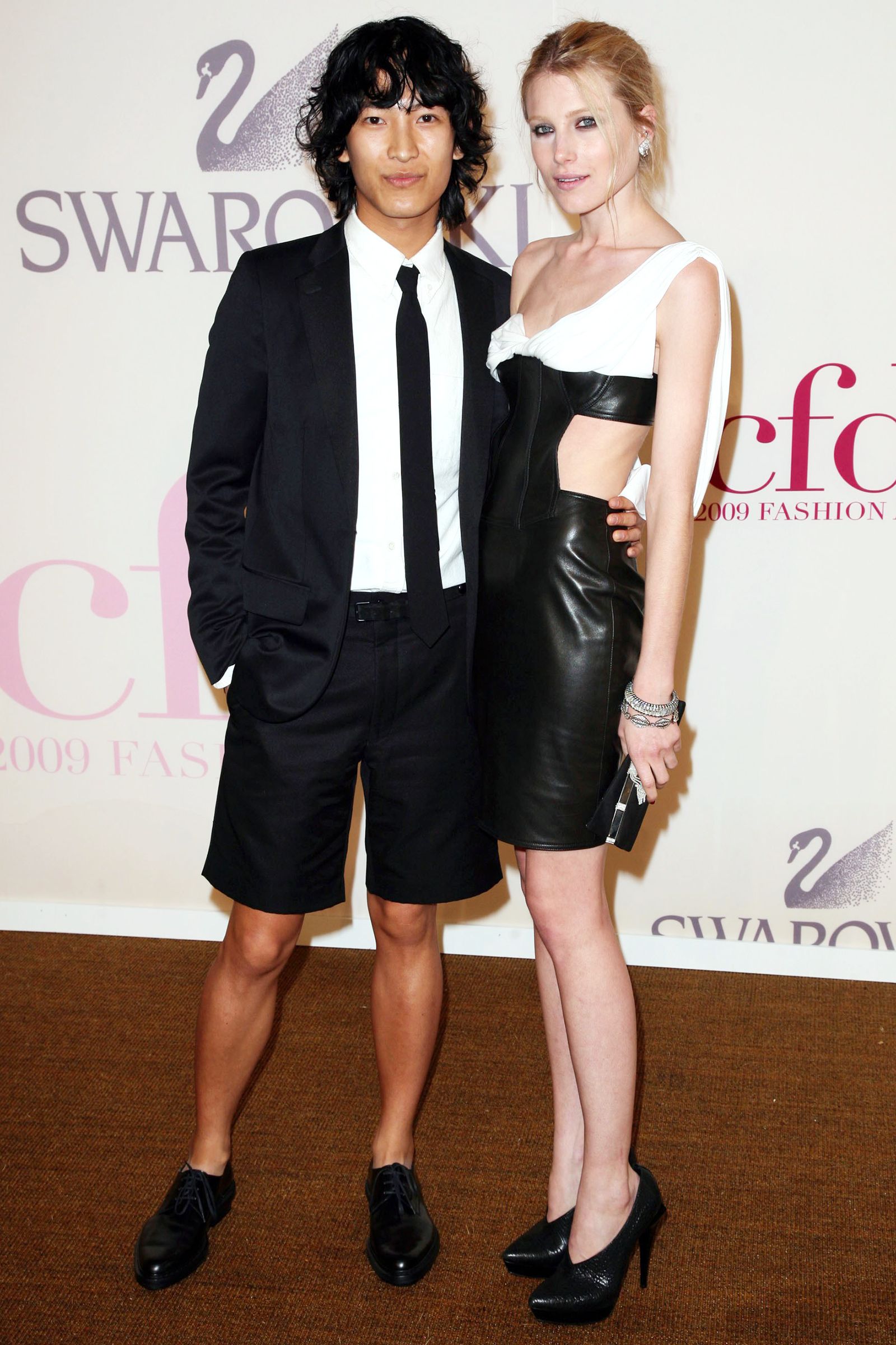 Александр Ванг и Дри Хемингуэй на премии CFDA Fashion Awards 2009 в Нью-Йорке Александр Ванг и Дри Хемингуэй на премии CFDA Fashion Awards 2009 в Нью-Йорке, 15 июня 2009 г.