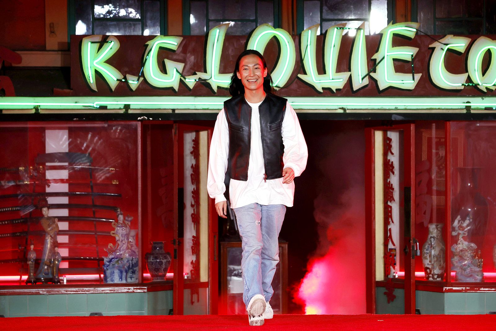 Александр Ванг на шоу Alexander Wang Fortune City Runway в Лос-Анджелесе Александр Ванг на шоу Alexander Wang Fortune City Runway в Лос-Анджелесе, 19 апреля 2022 г.