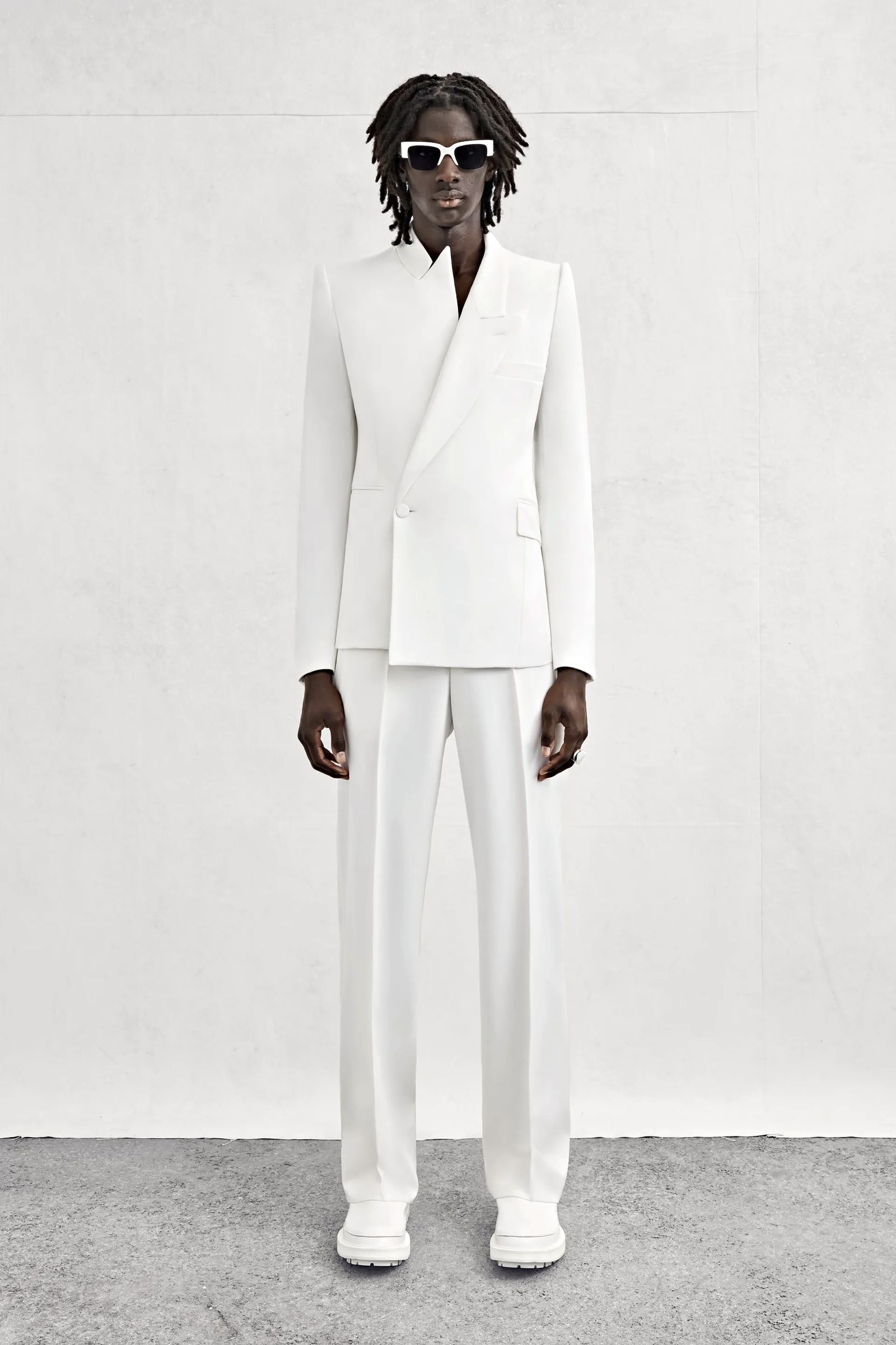 шоу Alexander McQueen Spring 2023 Alexander McQueen Spring 2023