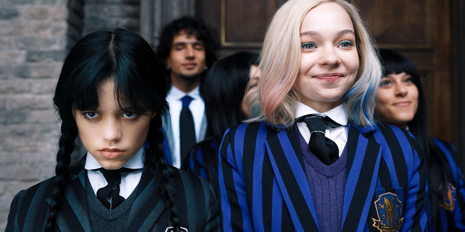 Дженна Ортега и Эмма Майерс «Wednesday» Дженна Ортега и Эмма Майерс в сериале «Wednesday»