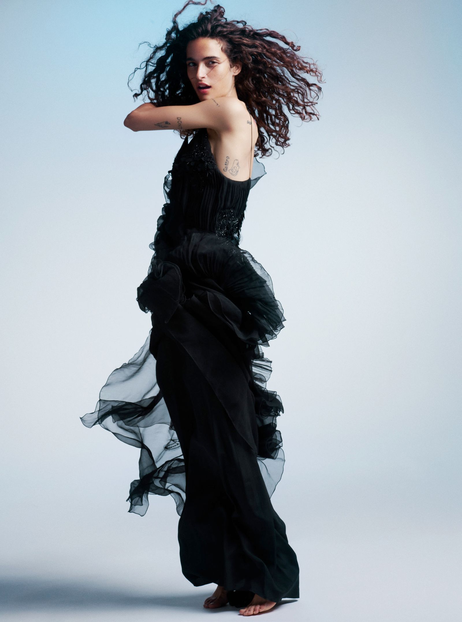 Кьяра Шельси для Harper's Bazaar UK, фото 18 Кьяра Шельси в объективе Бетины дю Туа для Harper's Bazaar UK, фото 8