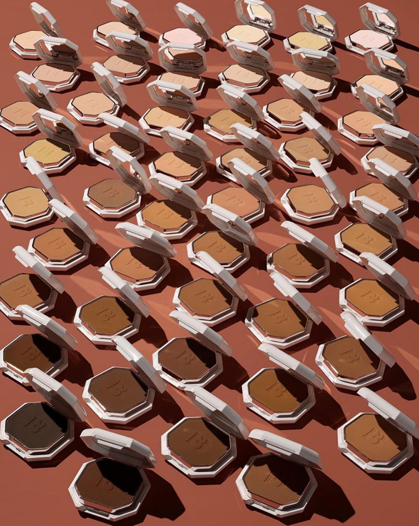 50 оттенков новой пудры-основы Pro Filt’r Soft Matte Powder Foundation от Fenty Beauty, фото 1 Пудра-основа Pro Filt’r Soft Matte Powder Foundation Fenty Beauty, фото 1