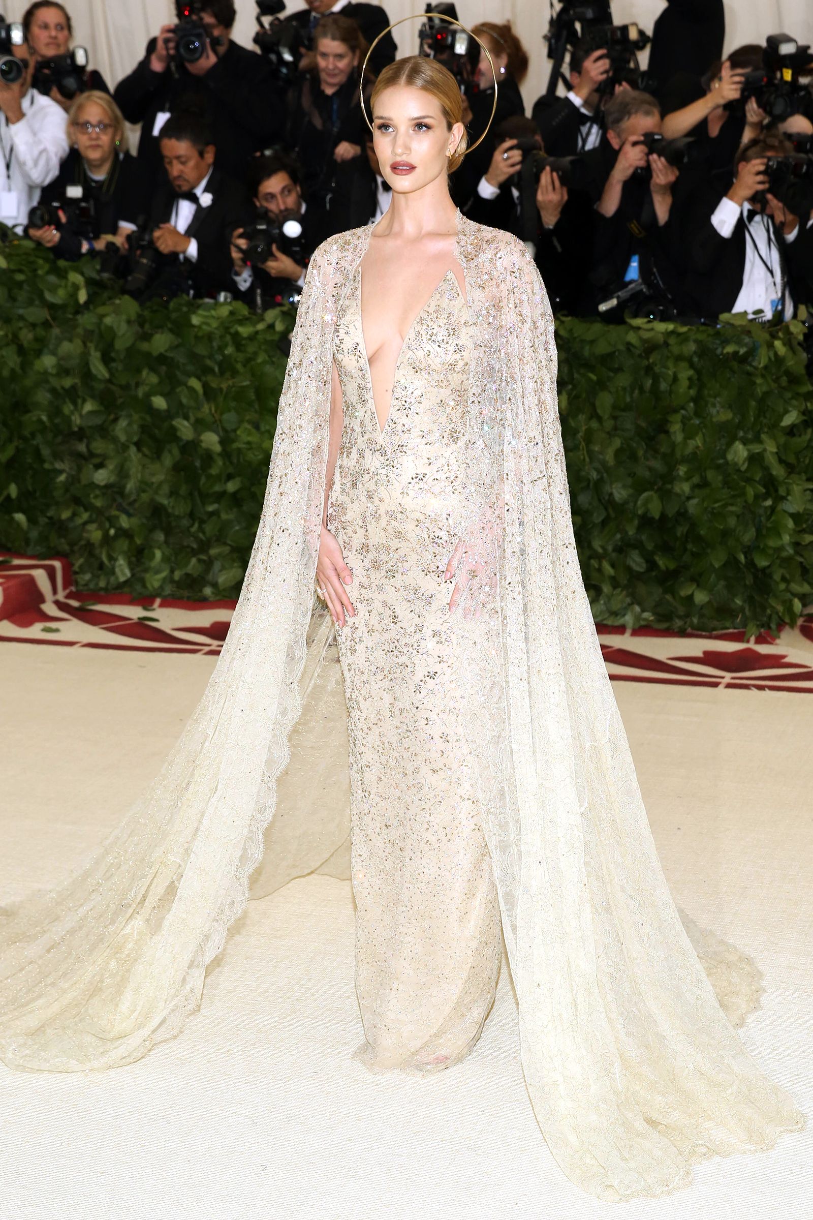 Роузи Хантингтон-Уайтли на балу Института костюма Met Gala в Нью-Йорке Роузи Хантингтон-Уайтли на балу Института костюма Met Gala в Нью-Йорке, 7 мая 2018 г.