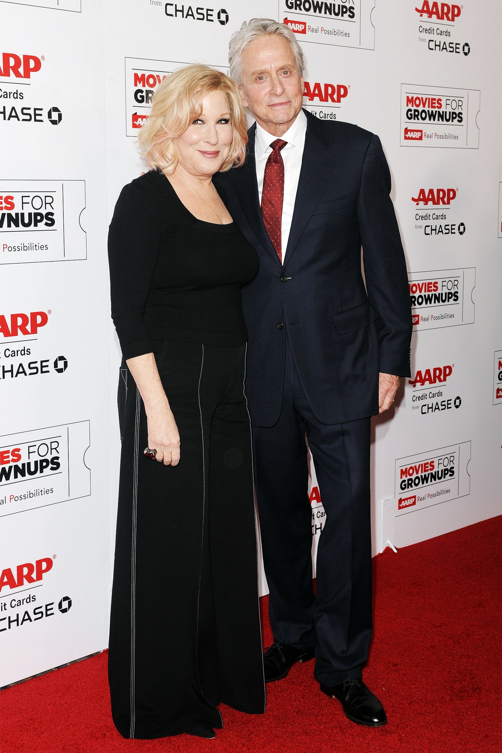 Бетт Мидлер и Майкл Дуглас на премии AARP Movies for Grownups Awards в Лос-Анджелесе Бетт Мидлер и Майкл Дуглас на премии AARP Movies for Grownups Awards в Лос-Анджелесе, 8 февраля 2016 г.