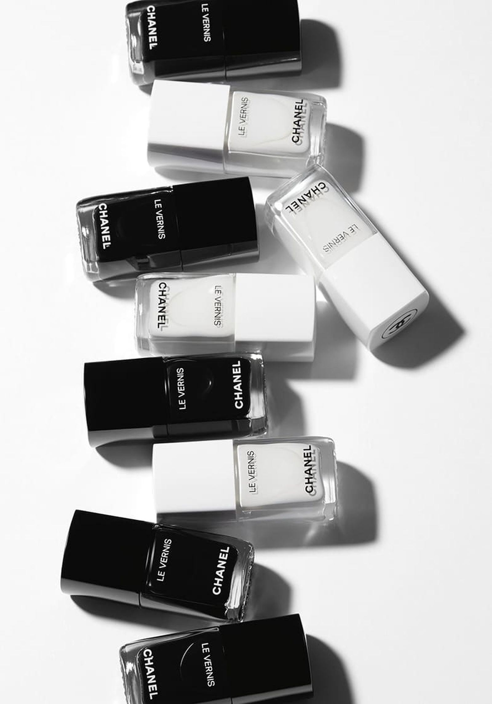 Chanel Le Vernis, оттенки: Pure Black, Pure White Chanel, стойкий лак для ногтей Le Vernis, оттенки: Pure Black, Pure White