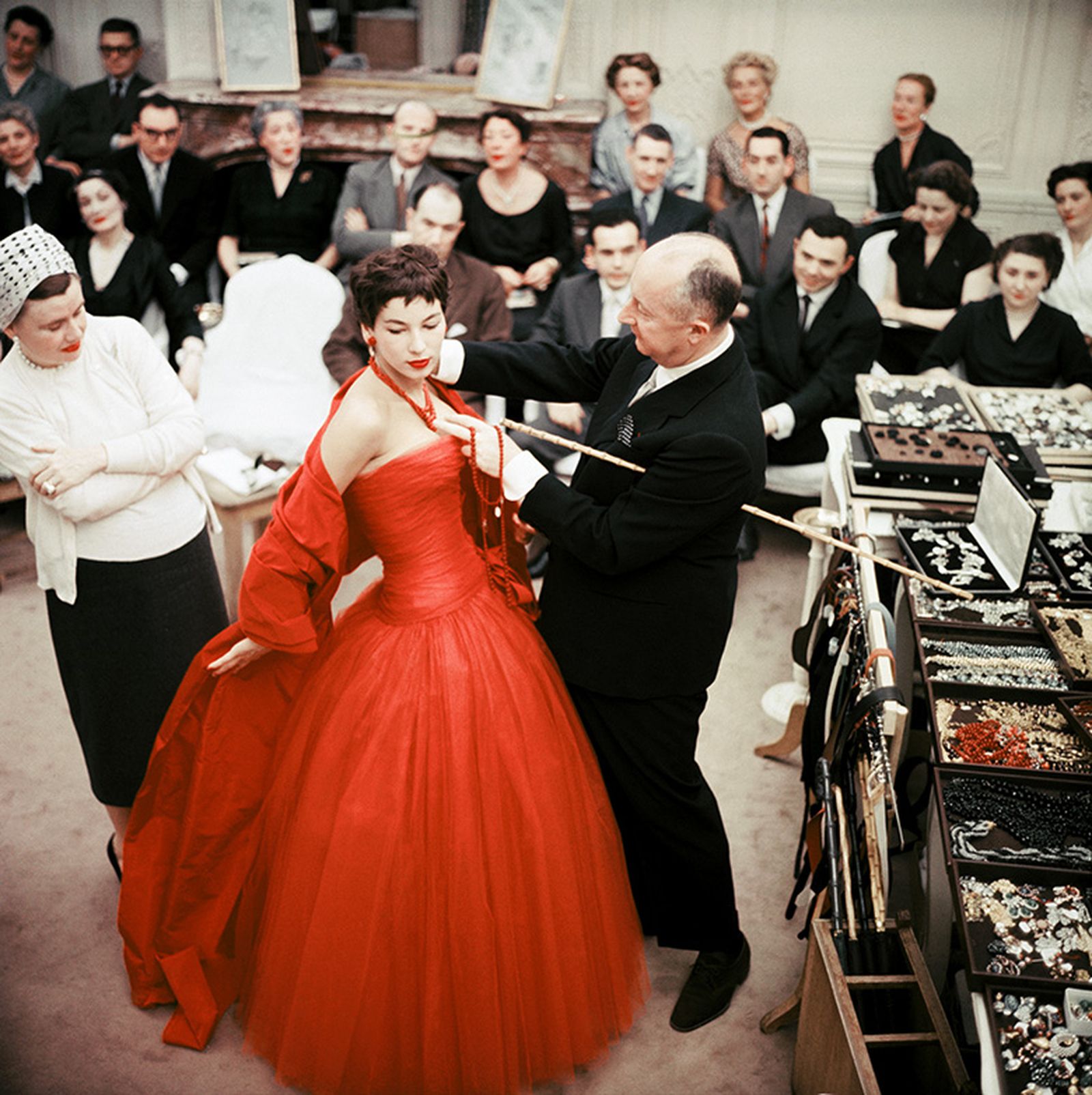 Кристиан Диор готовит модель Виктуар к выходу на дефиле Christian Dior Haute couture 1953 Кристиан Диор готовит модель Виктуар к выходу на дефиле Christian Dior Haute couture 1953-го года