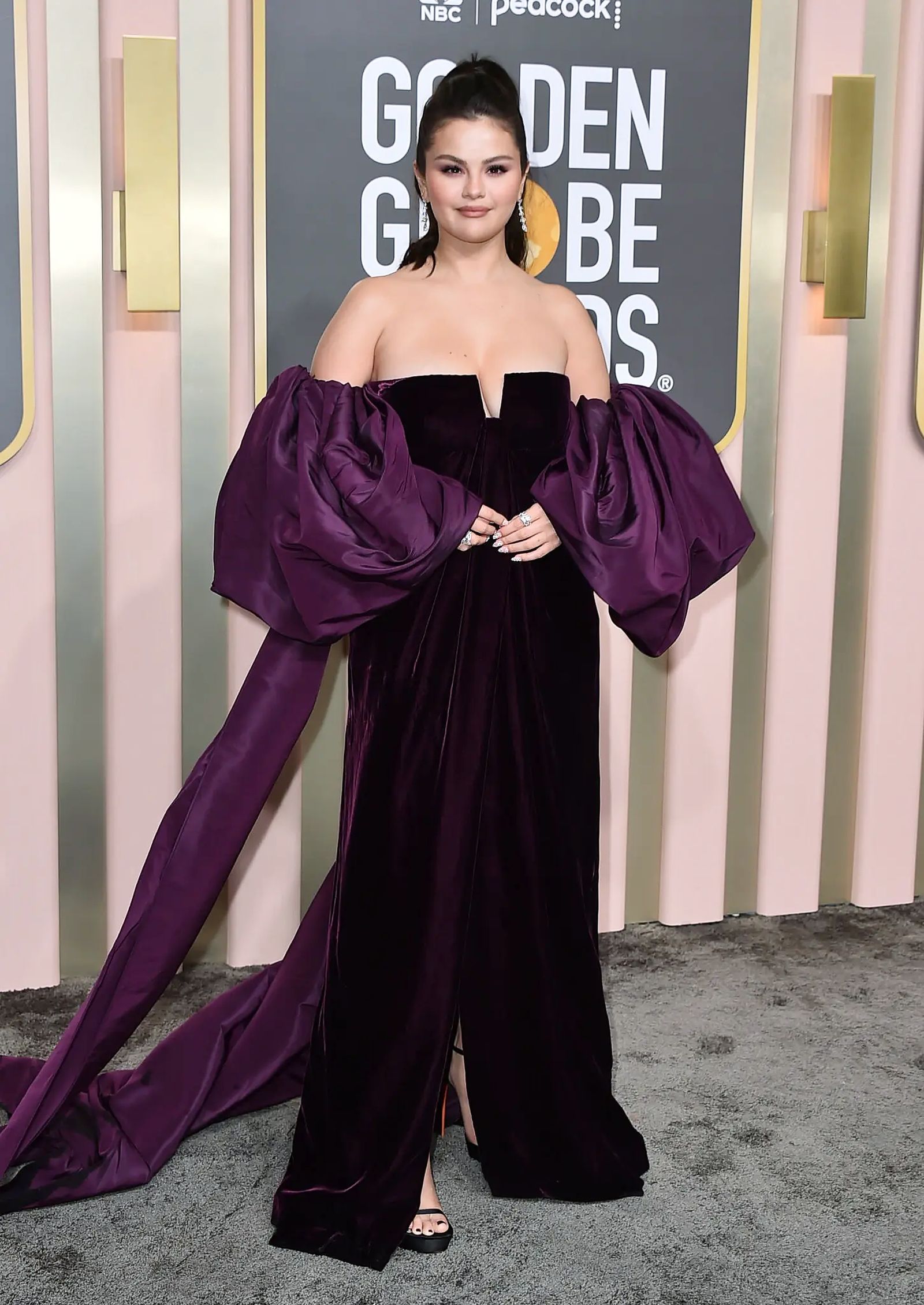 Селена Гомес в Valentino на 80-й церемонии вручения премии Golden Globe Awards 2023 в Беверли-Хиллз Селена Гомес в Valentino на 80-й церемонии вручения премии Golden Globe Awards 2023 в Беверли-Хиллз, 10 января 2023 г.