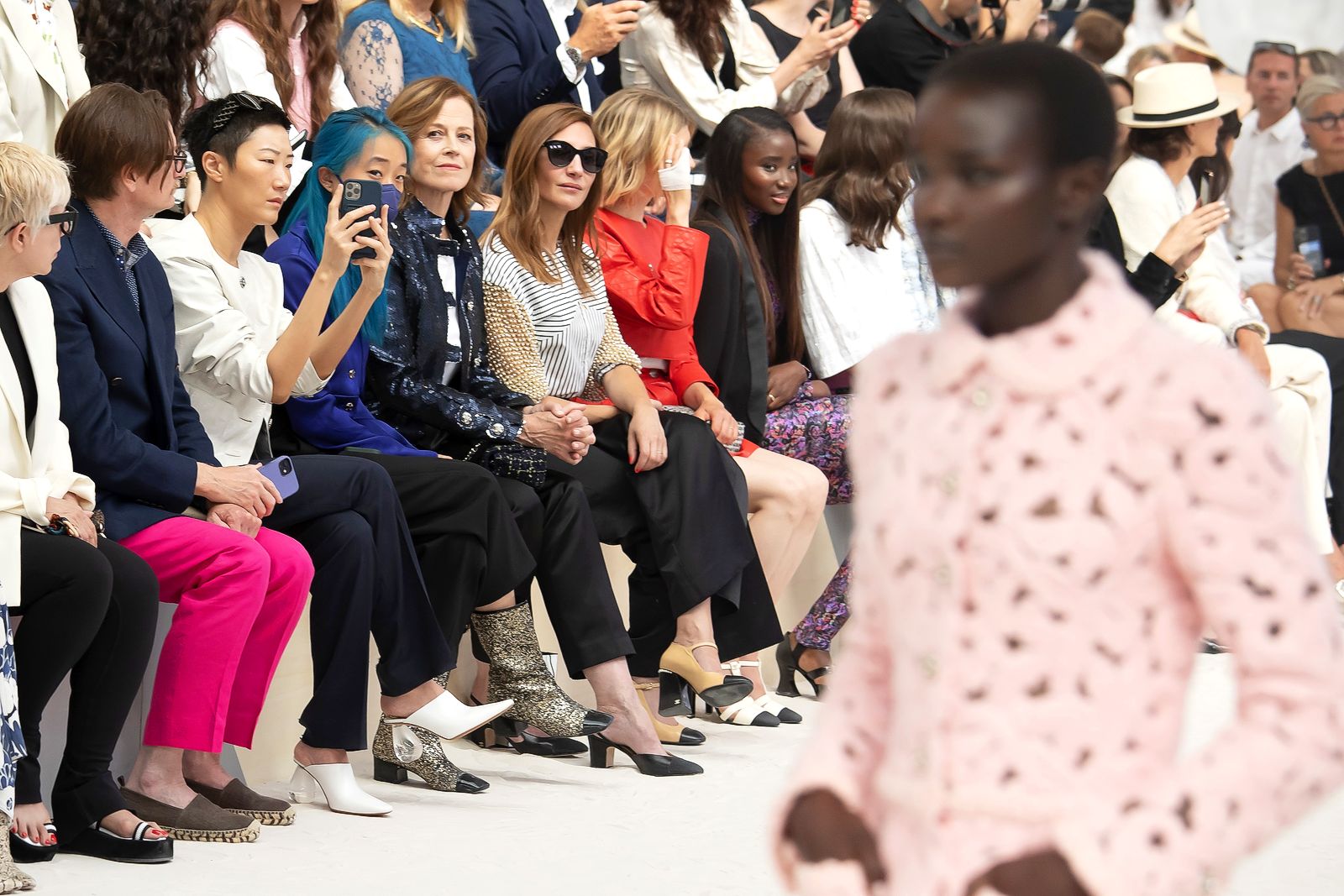 Сигурни Уивер на шоу Chanel Haute Couture осень-зима 2022-23 в рамках Недели моды в Париже, 5 июля 2022 г.