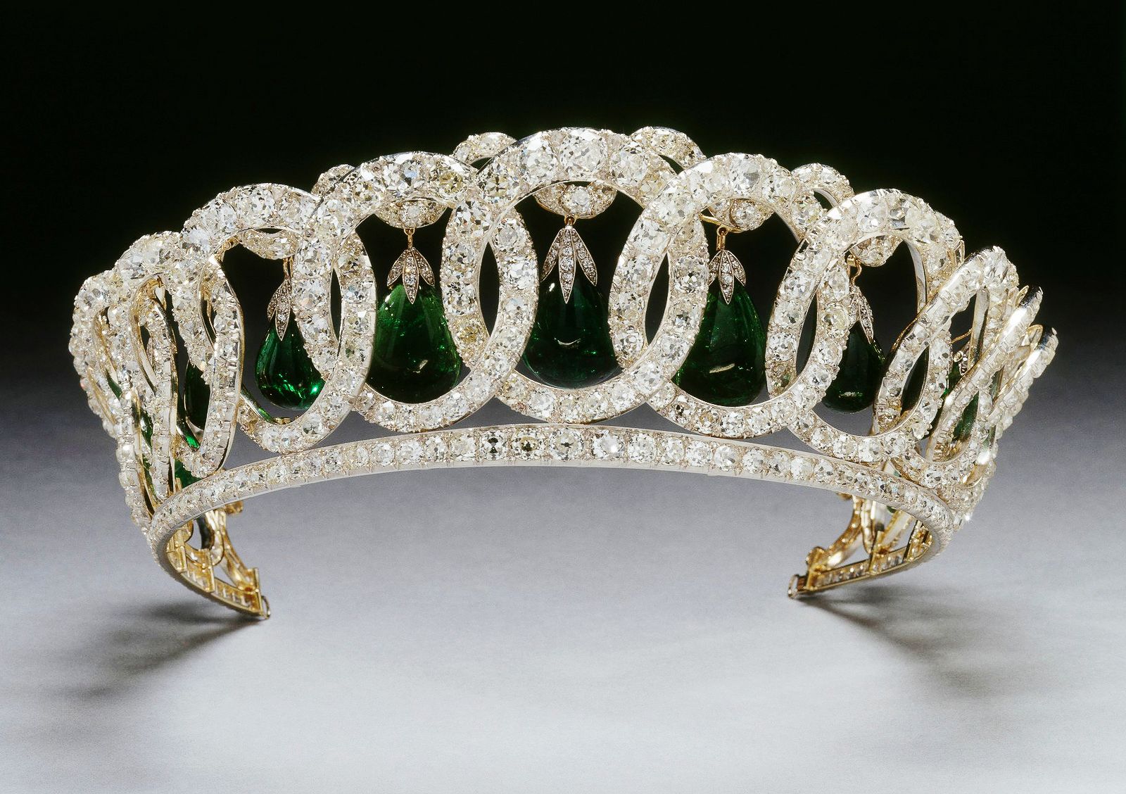 Владимирская тиара с изумрудами, отремонтированная ювелирами Garrard & Сo Владимирская тиара с изумрудами, отремонтированная Garrard & Сo