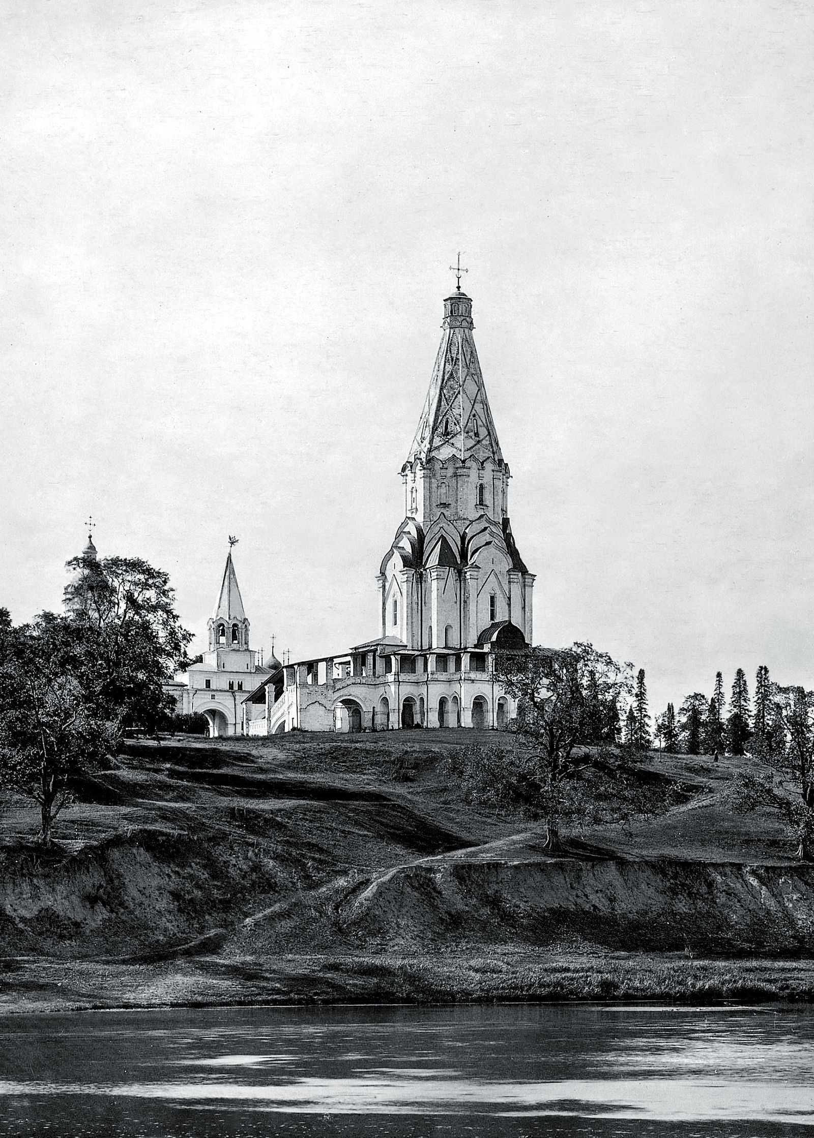 Церковь Вознесения Господня. Коломенское. Фото И. Ф. Барщевского Церковь Вознесения Господня. Коломенское. Фото И. Ф. Барщевского. 1930‑е гг.