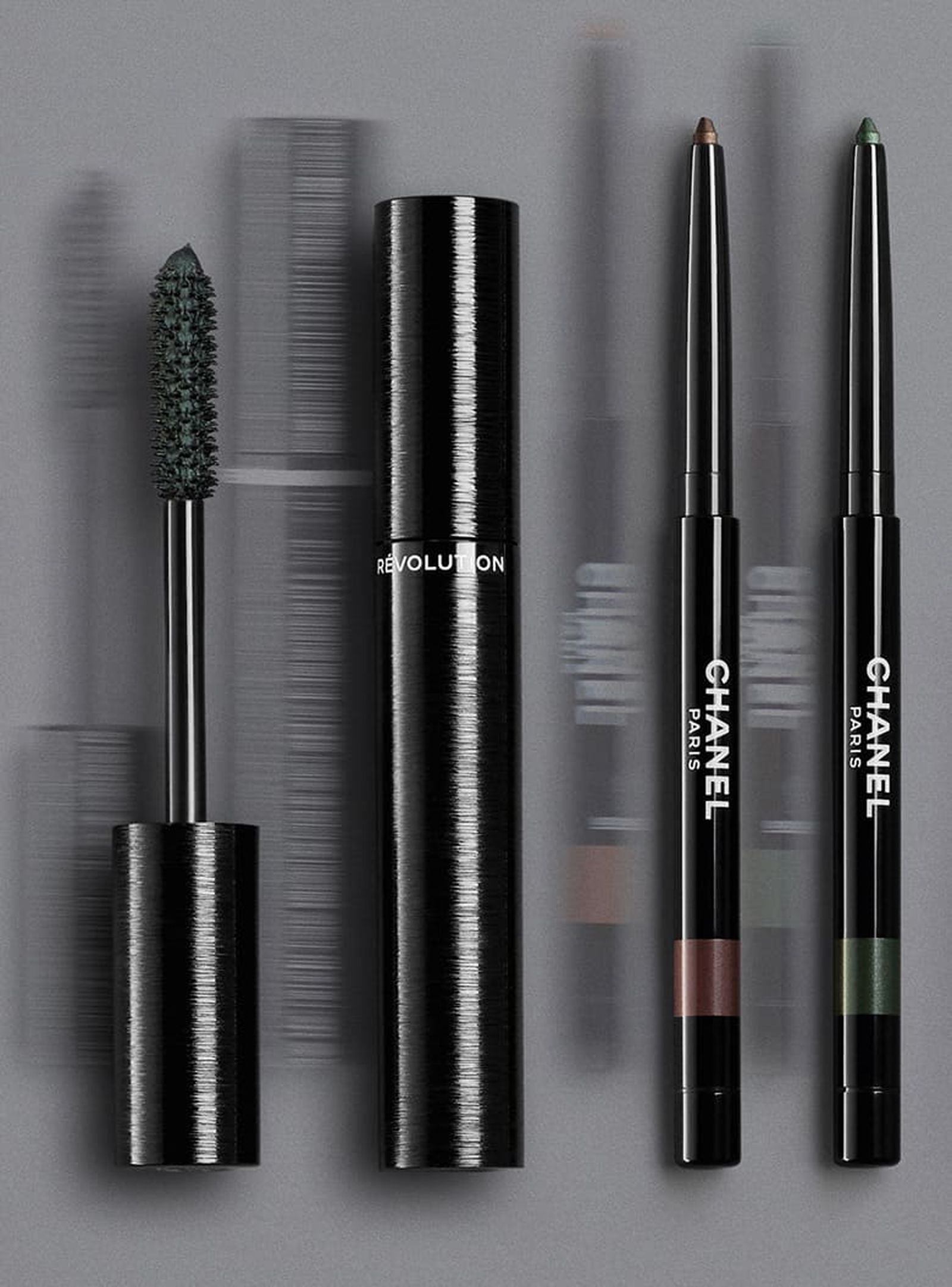 Chanel, тушь для экстремального объема ресниц с 3D щеточкой Le Volume Révolution De Chanel, оттенок 17 Jungle Green изумрудно-зеленый; водостойкий карандаш для глаз Stylo Yeux Waterproof, оттенки: 943 Brun Agapé насыщенный бронзовый, 948 Jungle Green цвет листвы Chanel Le Volume Révolution De Chanel, оттенок 17 Jungle Green, Stylo Yeux Waterproof, оттенки: 943 Brun Agapé, 948 Jungle Green