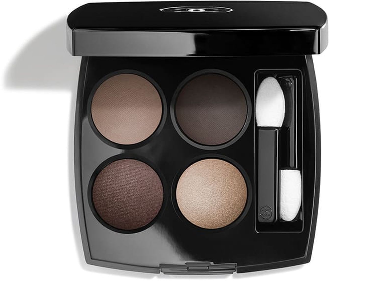 Chanel, палитра теней для век Les 4 Ombres, оттенок 322 Blurry Grey: матовый серо-бежевый; темно-серый; темно-лиловый; пыльная платина Chanel палитра теней для век Les 4 Ombres, оттенок 322 Blurry Grey
