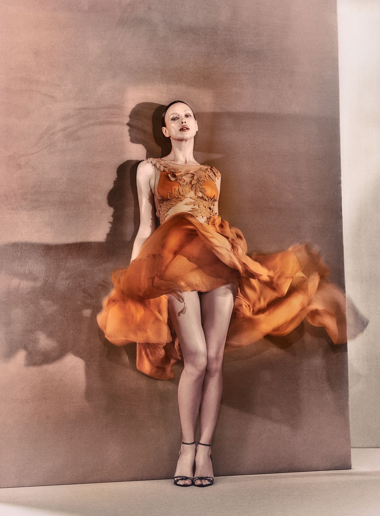 Модель Ирина Шейк в объективе Елизаветы Породиной для февральского Vogue UK 2023, фото 14 Ирина Шейк в объективе Елизаветы Породиной для февральского Vogue UK 2023, фото 14