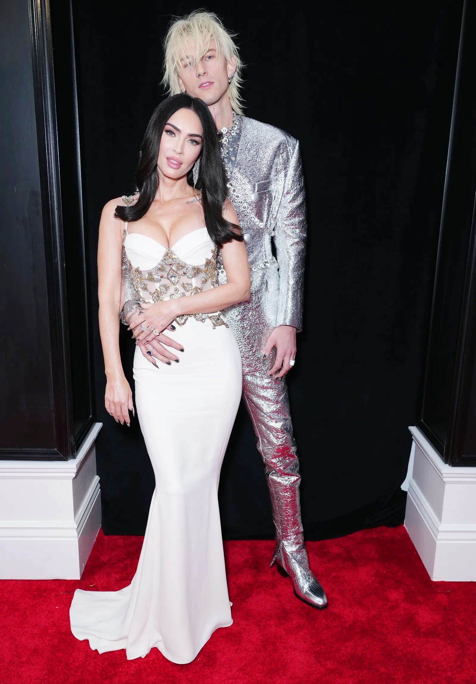 Колсон Бэйкер (Machine Gun Kelly) с женой Меган Фокс в Zuhair Murad, украшениях Lorraine Schwartz на 65-й церемонии «Грэмми» в Лос-Анджелесе Колсон Бэйкер (Machine Gun Kelly) с женой Меган Фокс на 65-й церемонии «Грэмми» в Лос-Анджелесе, 5 февраля 2023 г.