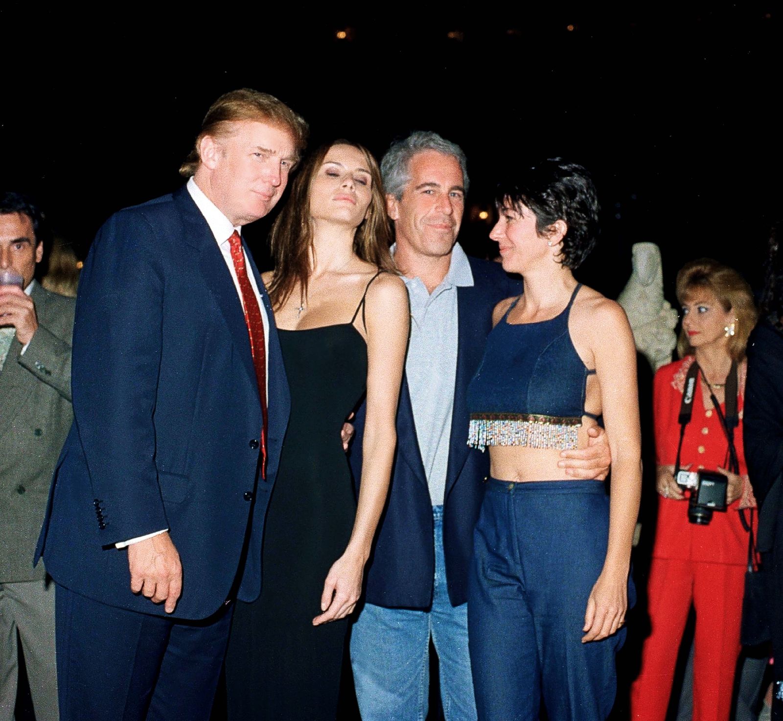 Дональд Трамп и его будущая жена Мелания Кнаусс (после замужества в 2005 взяла фамилию мужа), финансист (и будущий осужденный преступник) Джеффри Эпштейн и британская светская львица Гислейн Максвелл Дональд Трамп, Мелания Кнаусс, Джеффри Эпштейн и Гислейн Максвелл