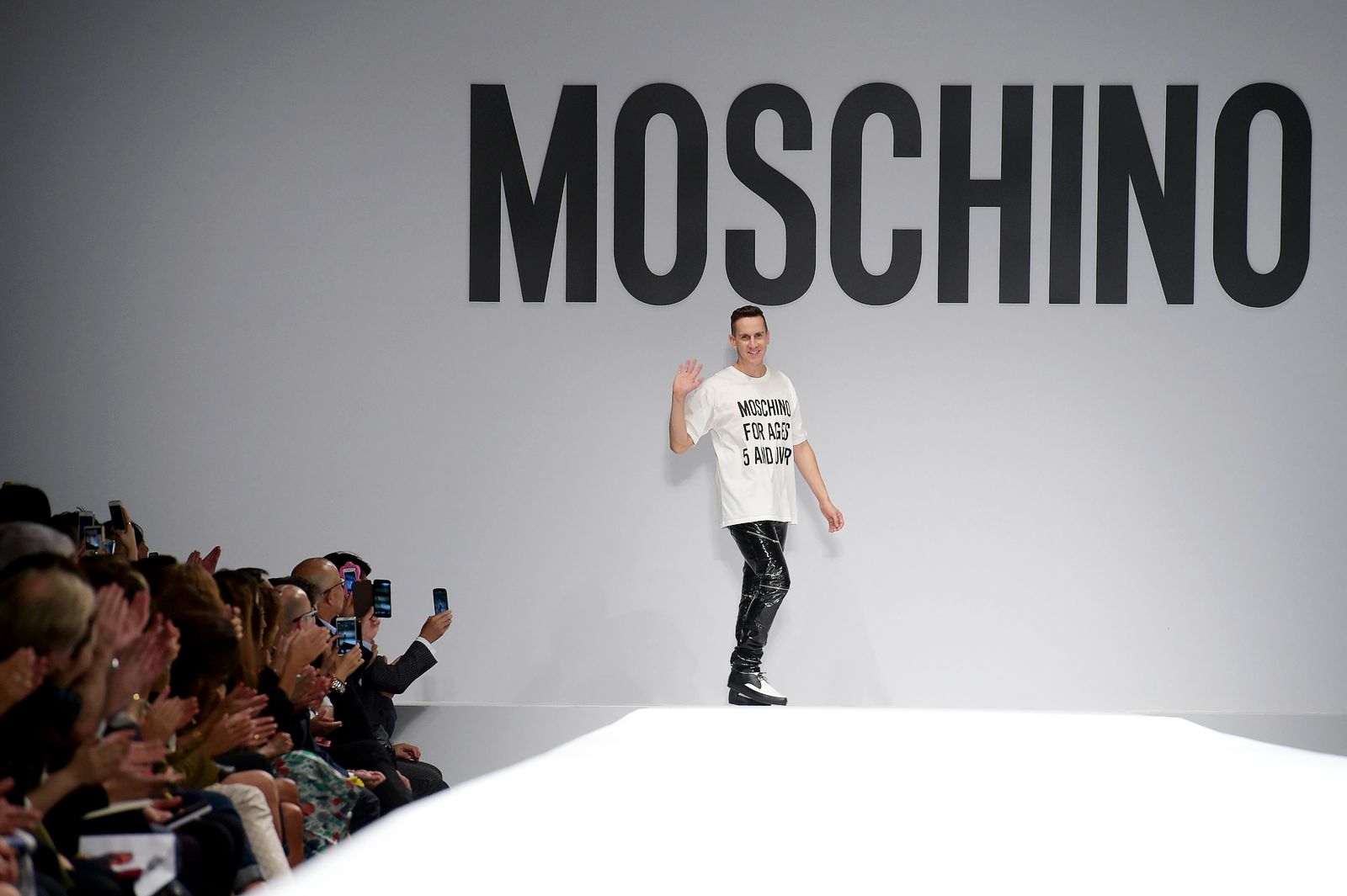 Джереми Скотт в финале шоу Moschino в рамках Недели моды в Милане 2014 г. Джереми Скотт в финале шоу Moschino в рамках Недели моды в Милане, 18 сентября 2014 г.