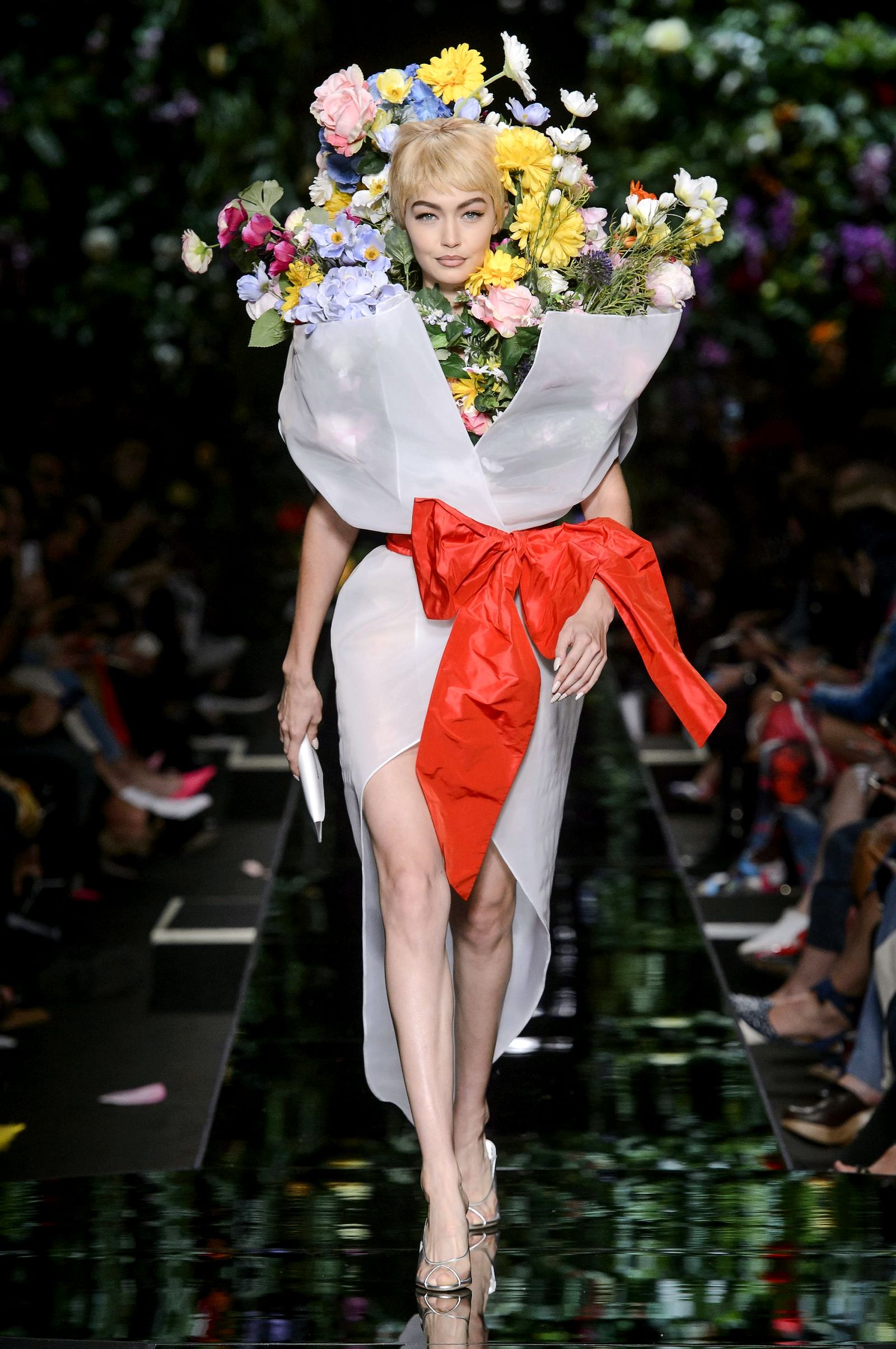 Модель Джиджи Хадид на шоу Moschino весна-лето 2018 Джиджи Хадид на шоу Moschino весна-лето 2018