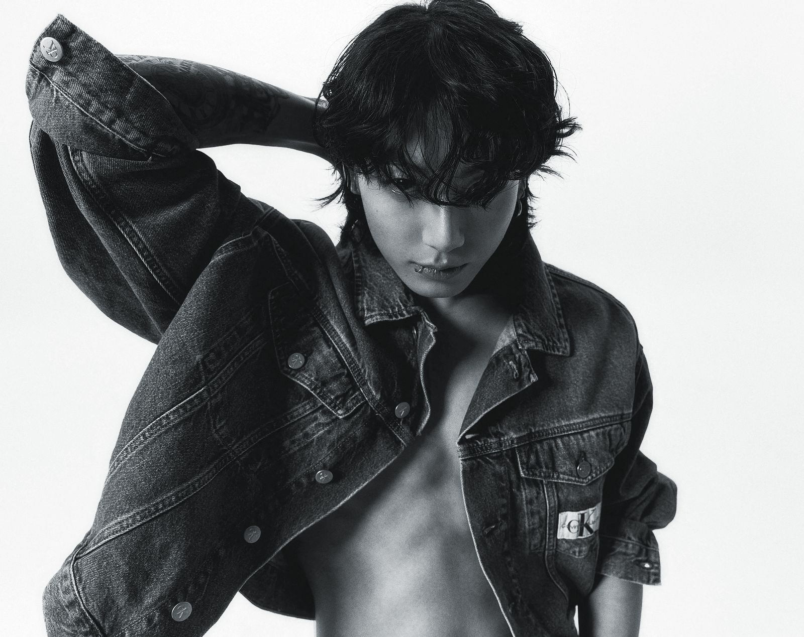Звезда BTS Чон Джонгук демонстрирует свой пресс в новом кампейне Calvin Klein, фото 2 Звезда BTS Чон Джонгук в новом кампейне Calvin Klein, 28 марта 2023 г., фото 2