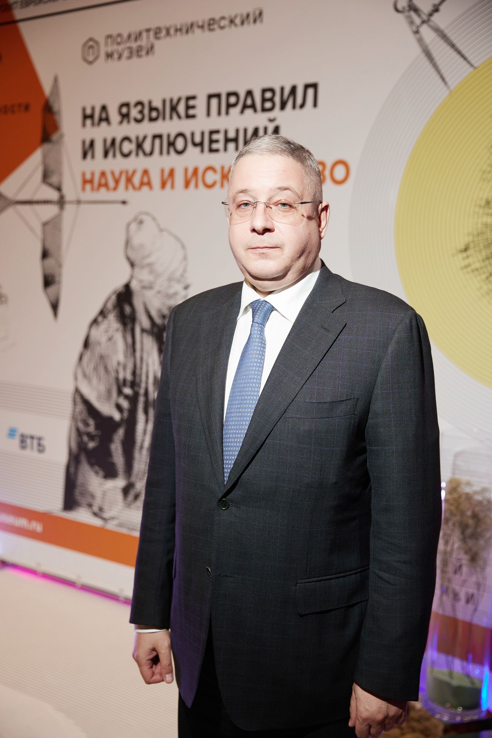 Дмитрий Кожанов на открытии выставки «На языке правил и исключений. Наука и искусство», 3 апреля 2023 г.