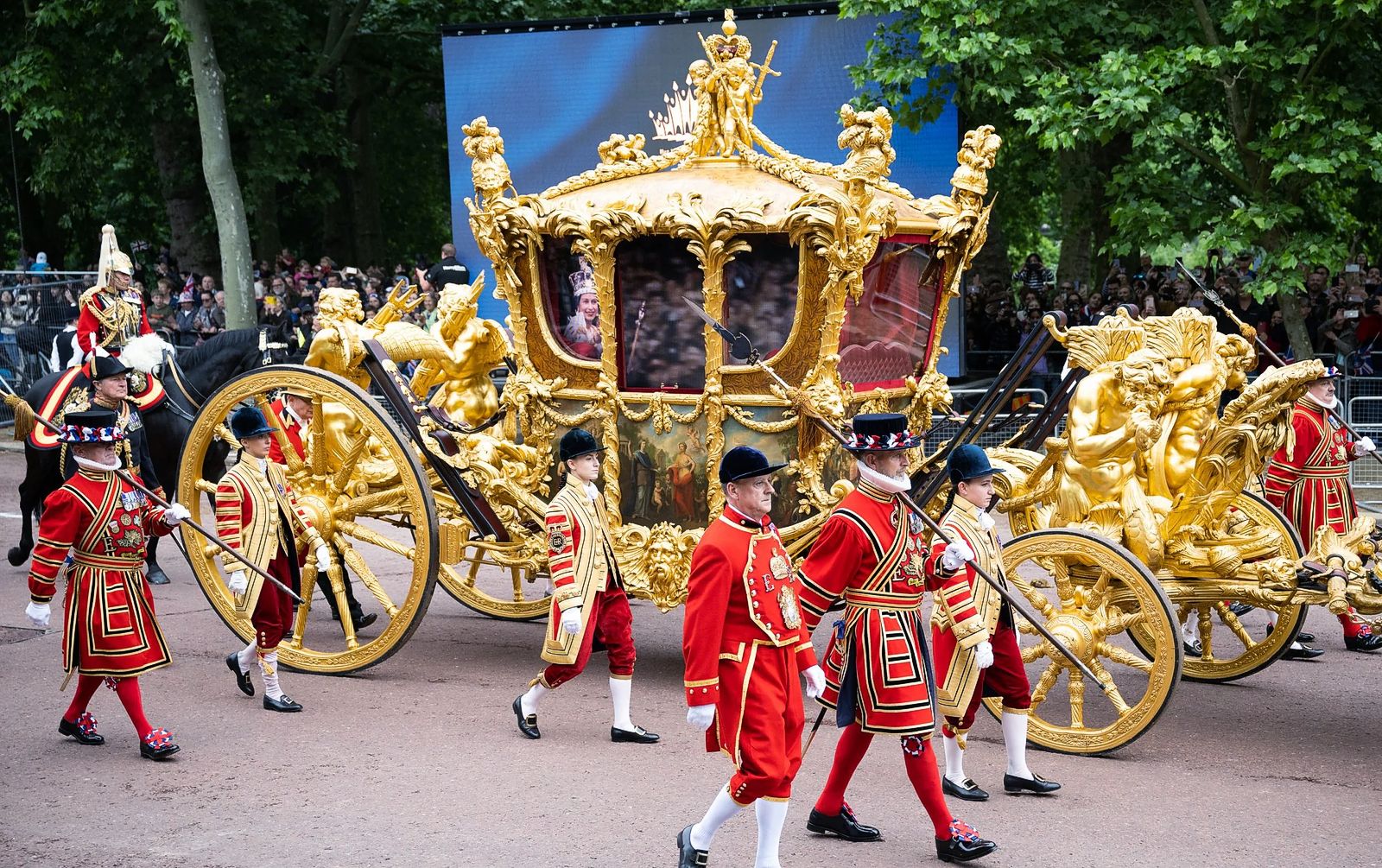 Карета Gold State Coach с голограммой королевы Елизаветы II
