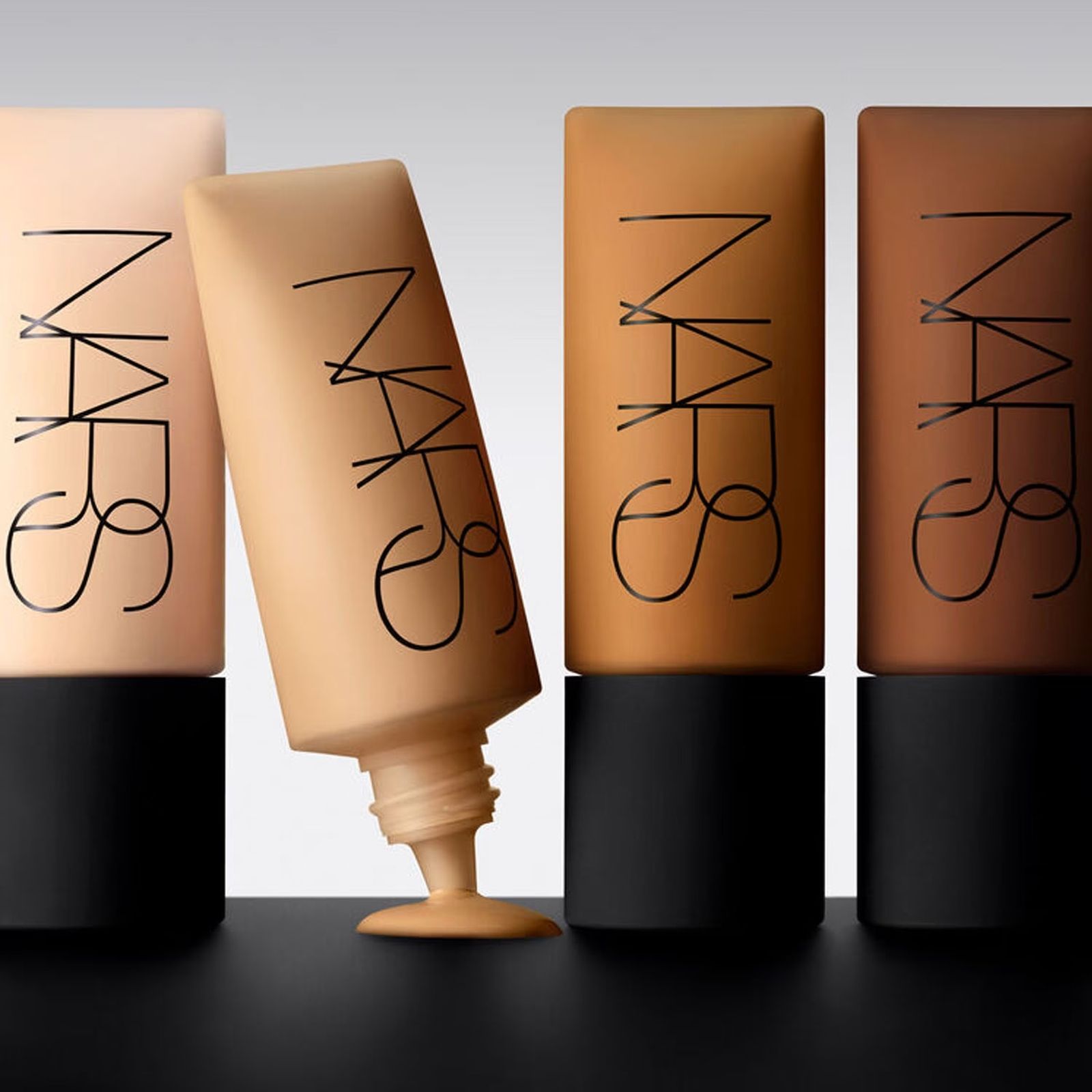 Nars Soft Matte Complete, фото 1 Nars, тональный матирующий крем Soft Matte Complete, фото 1