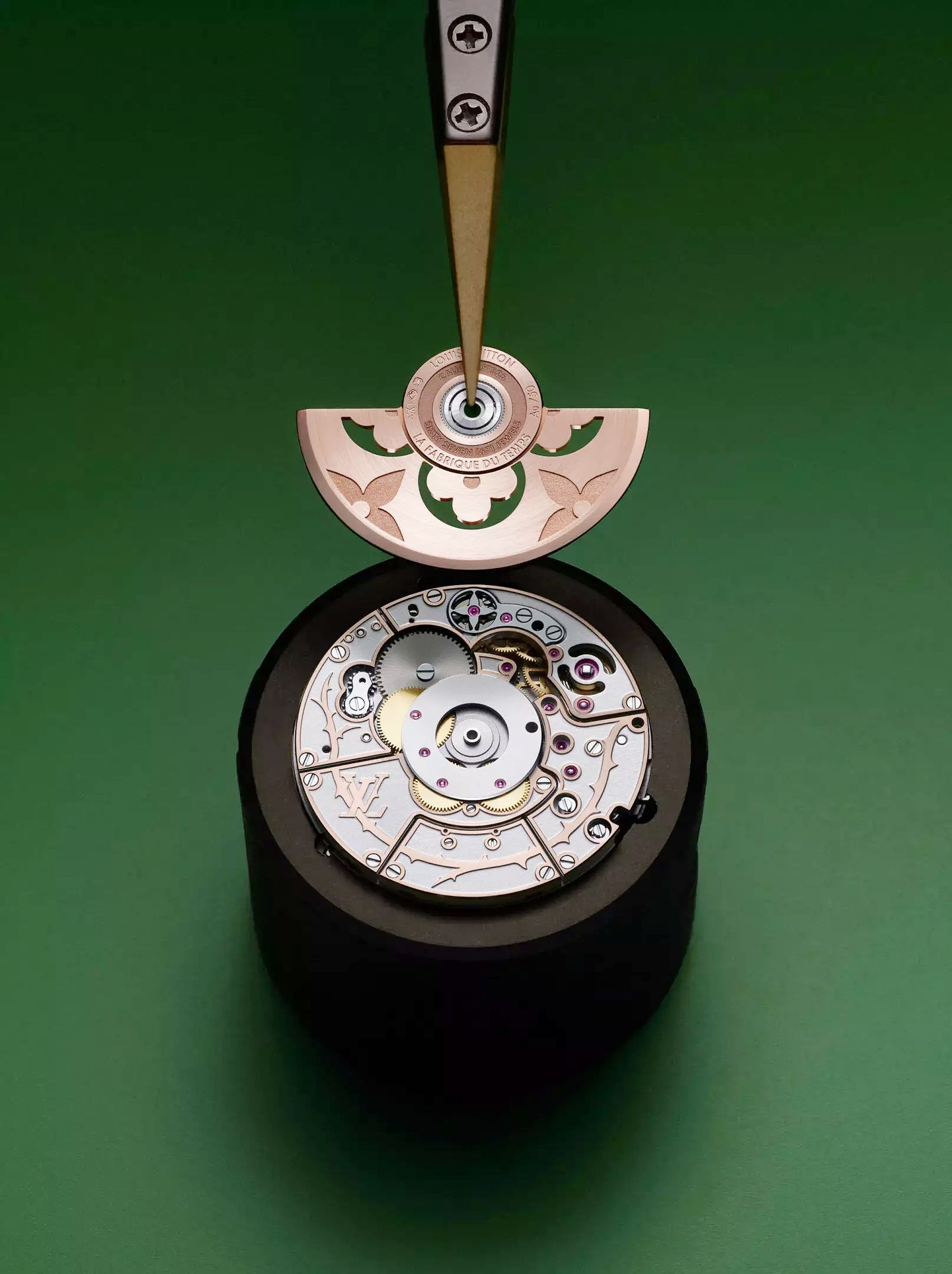 Новые женские часы Louis Vuitton Tambour Fiery Heart, фото 1 Женские часы Louis Vuitton Tambour Fiery Heart, фото 1