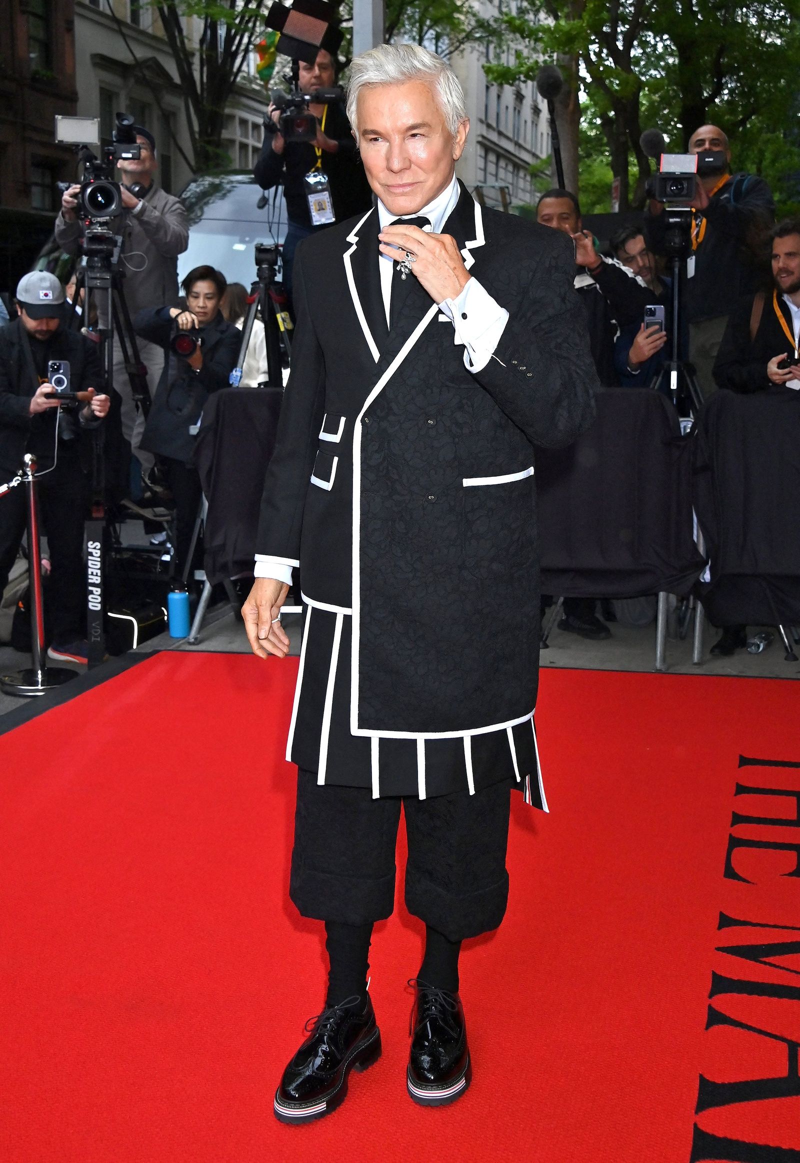 Баз Лурманн в Thom Browne на гала-концерте Met Gala 2023, 1 мая 2023 г. Баз Лурманн в Thom Browne покидает The Mark Hotel перед посещением Бала Института костюма, 1 мая 2023 г.