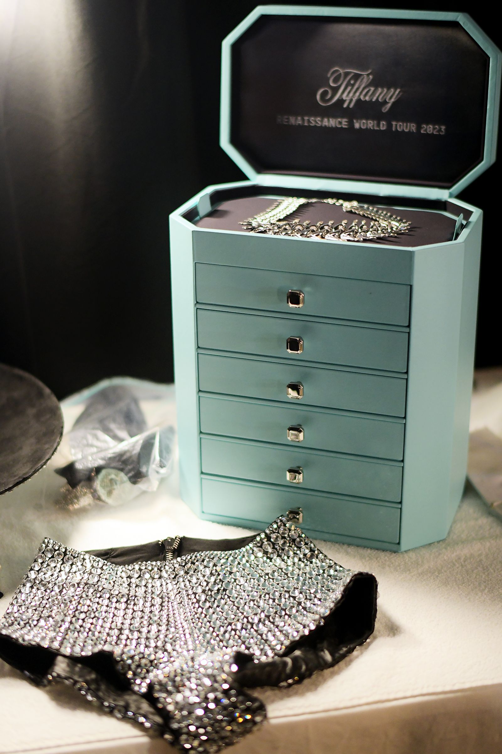 Бейонсе в платье Valentino и колье Tiffany & Co. на брюссельском шоу в рамках Renaissance World Tour, фото 3 Бейонсе на брюссельском шоу в рамках Renaissance World Tour, фото 3
