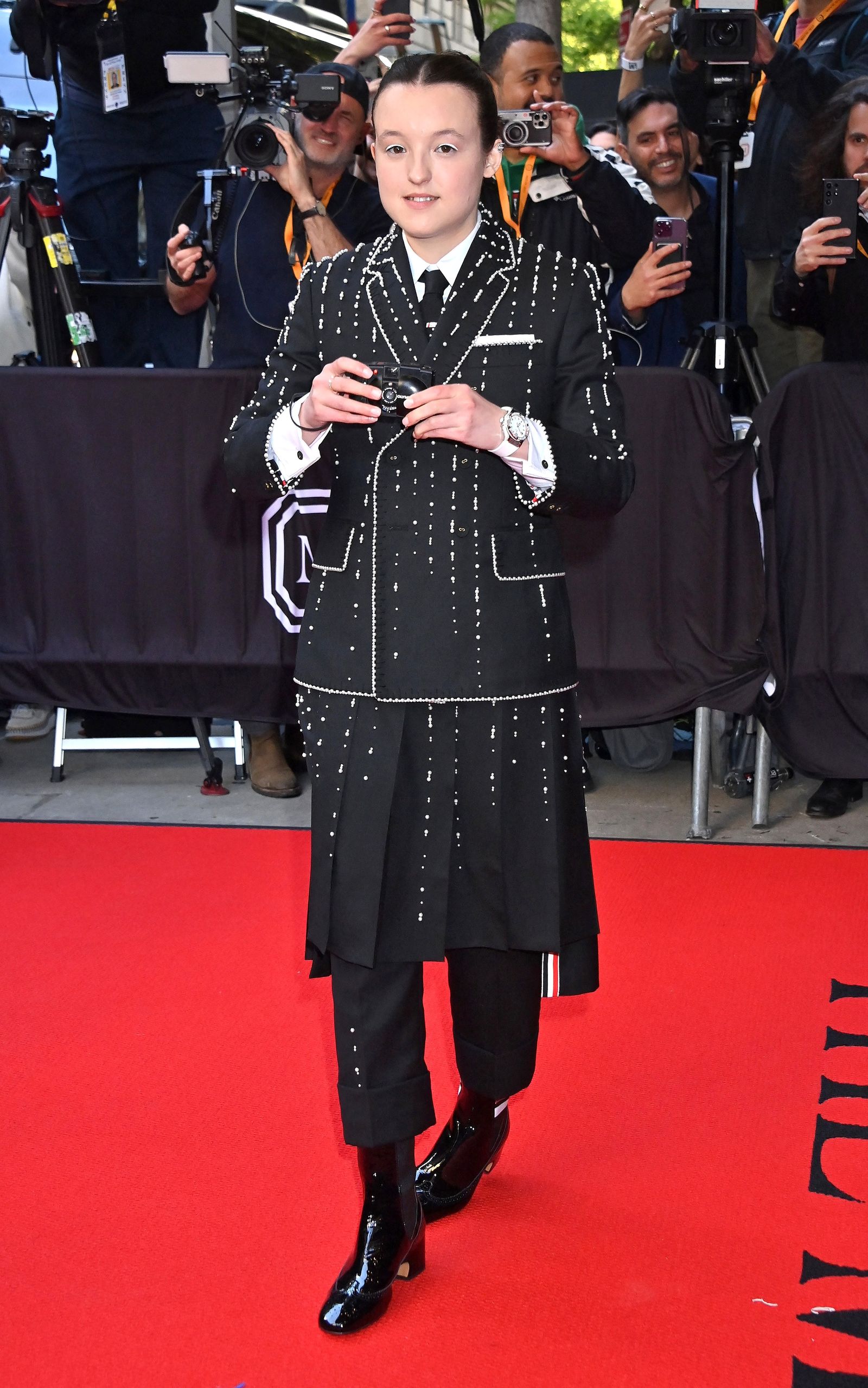 Белла Рамзи на гала-концерте Met Gala 2023, 1 мая 2023 г. Белла Рамзи покидает The Mark Hotel перед посещением Бала Института костюма, 1 мая 2023 г.