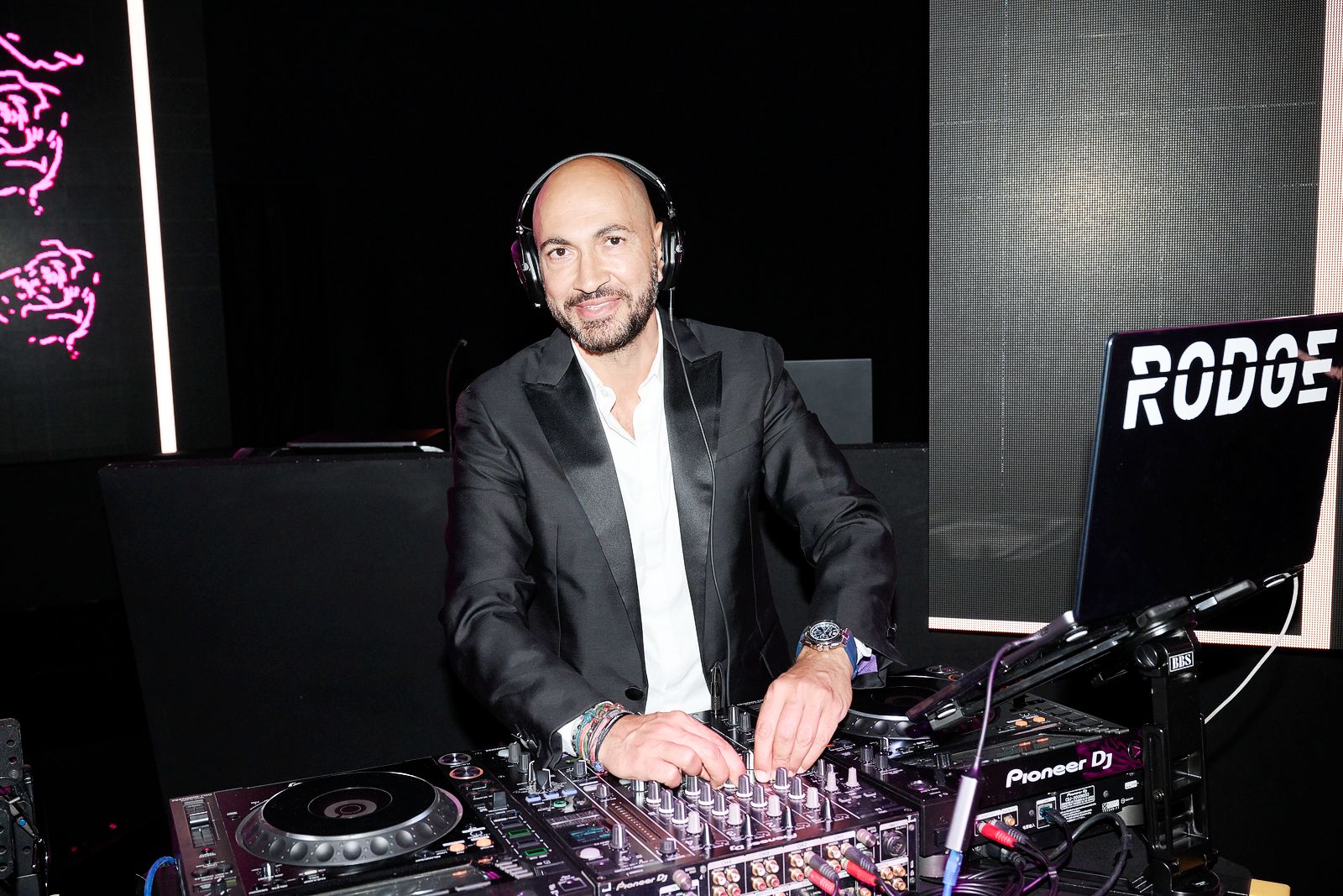 DJ Rodge на шоу коллекции Chopard Caroline's Couture, 23 мая 2023 г. DJ Rodge на шоу коллекции Chopard Caroline's Couture в Каннах, 23 мая 2023 г.