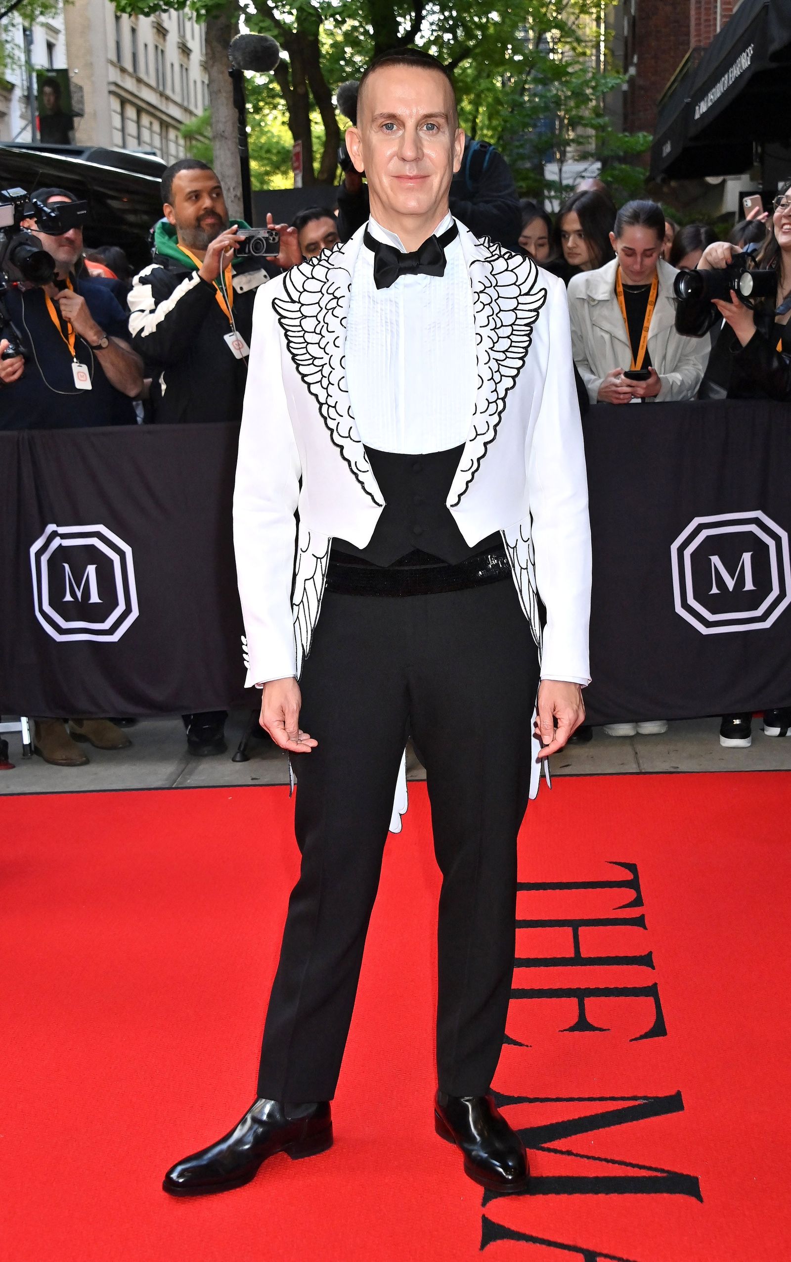 Джереми Скотт на гала-концерте Met Gala 2023, 1 мая 2023 г. Джереми Скотт покидает The Mark Hotel перед посещением Бала Института костюма, 1 мая 2023 г.