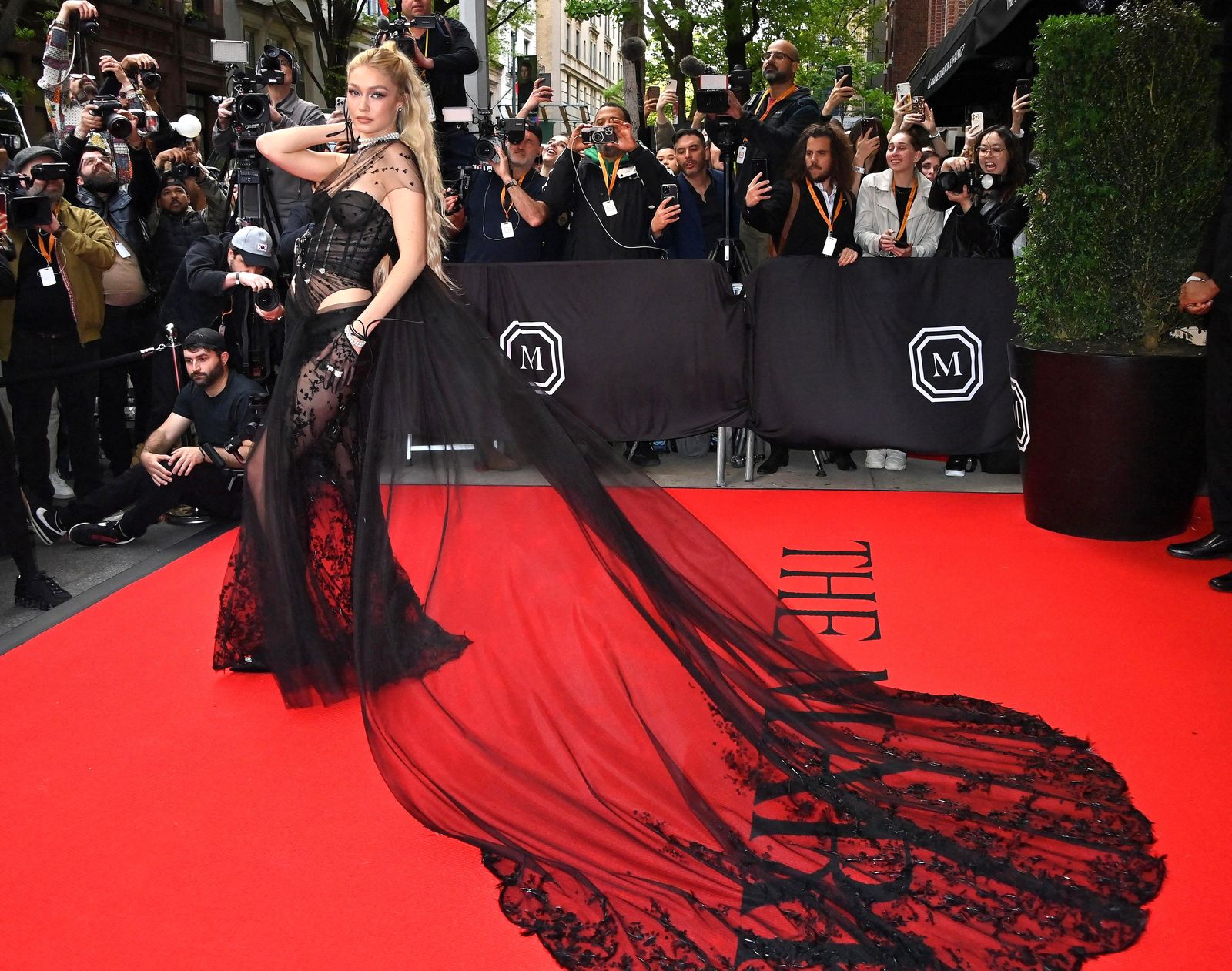 Джиджи Хадид в Givenchy на гала-концерте Met Gala 2023, 1 мая 2023 г. Джиджи Хадид в Givenchy покидает The Mark Hotel перед посещением Бала Института костюма, 1 мая 2023 г.