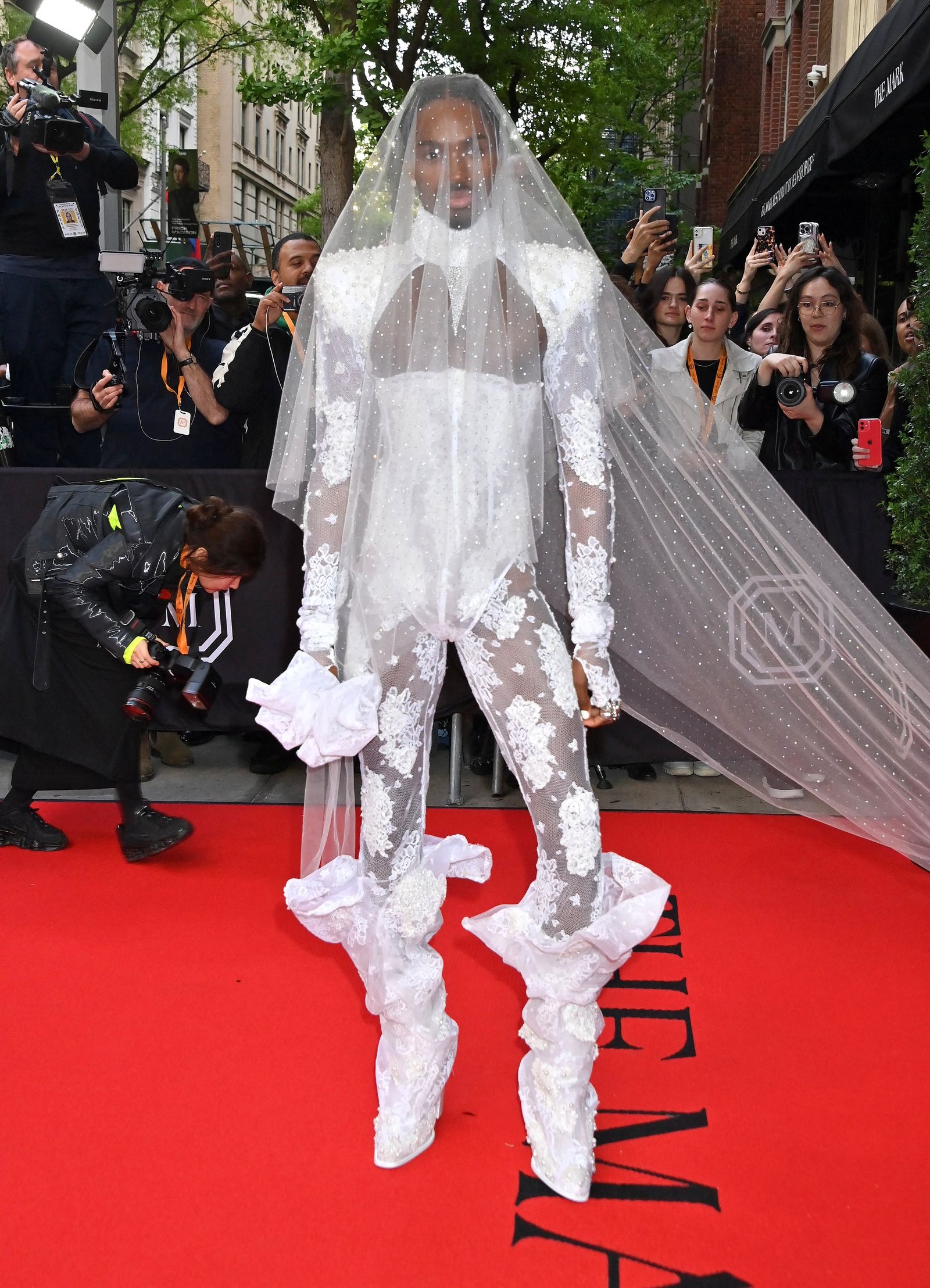 Элтон Мэйсон на гала-концерте Met Gala 2023, 1 мая 2023 г., фото 1 Элтон Мэйсон покидает The Mark Hotel перед посещением Бала Института костюма, 1 мая 2023 г., фото 1