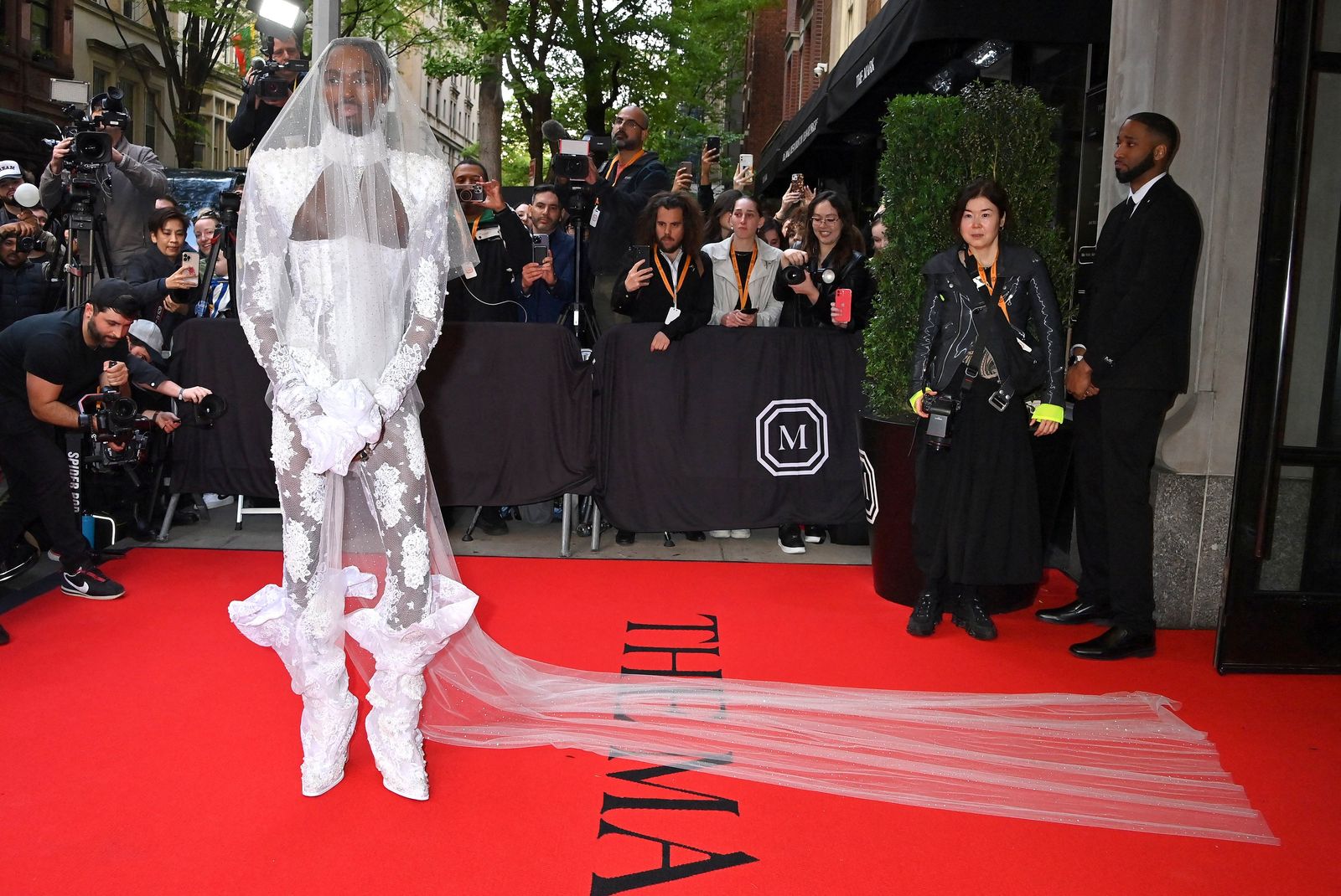 Элтон Мэйсон на гала-концерте Met Gala 2023, 1 мая 2023 г., фото 2 Элтон Мэйсон покидает The Mark Hotel перед посещением Бала Института костюма, 1 мая 2023 г., фото 2