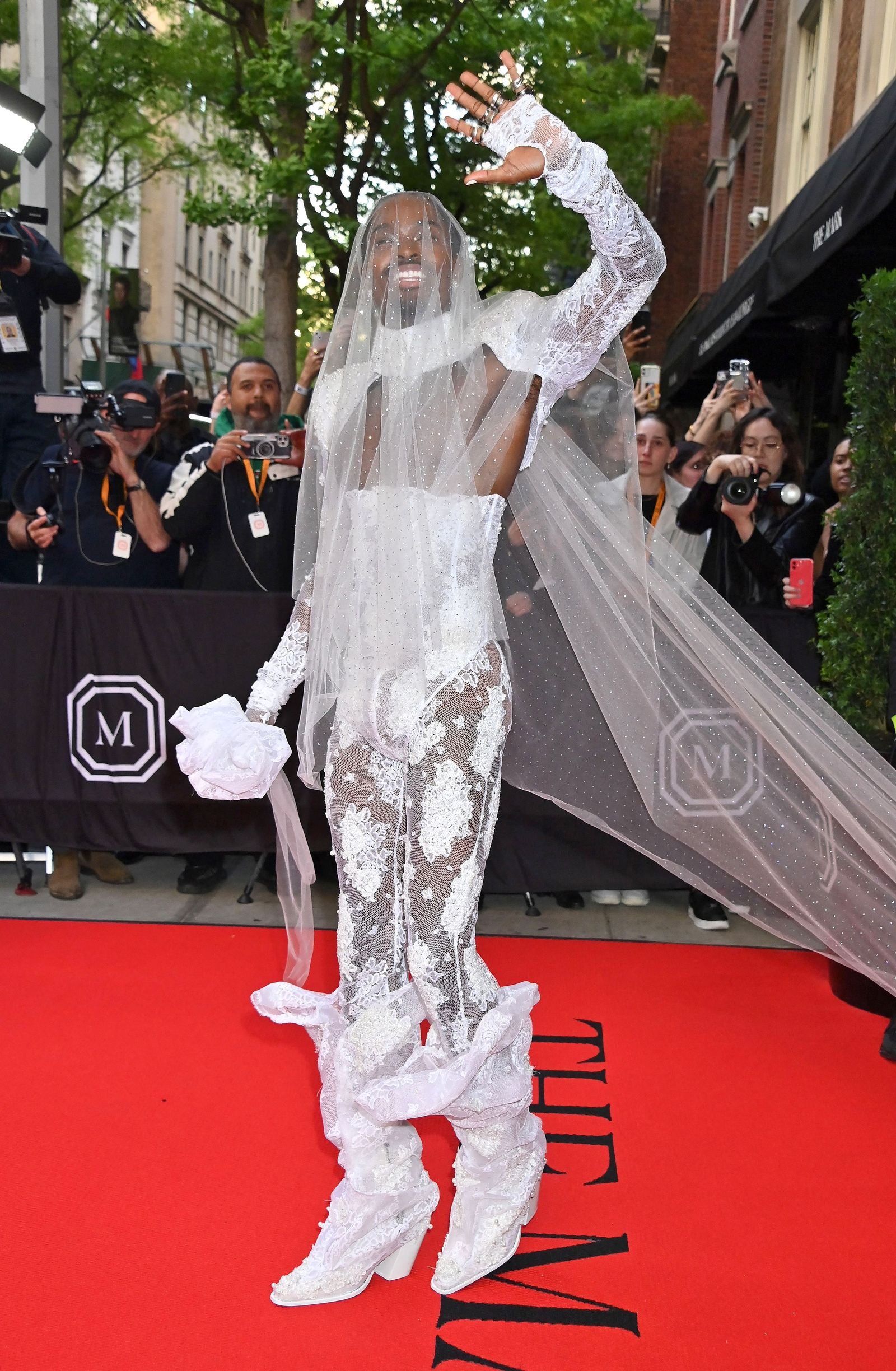 Элтон Мэйсон на гала-концерте Met Gala 2023, 1 мая 2023 г., фото 3 Элтон Мэйсон покидает The Mark Hotel перед посещением Бала Института костюма, 1 мая 2023 г., фото 3