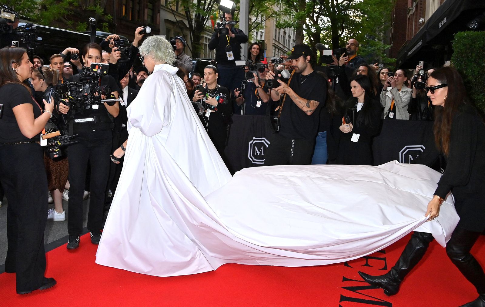 Кара Делевинь в Karl Lagerfeld на гала-концерте Met Gala 2023, 1 мая 2023 г. Кара Делевинь в Karl Lagerfeld покидает The Mark Hotel перед посещением Бала Института костюма, 1 мая 2023 г.