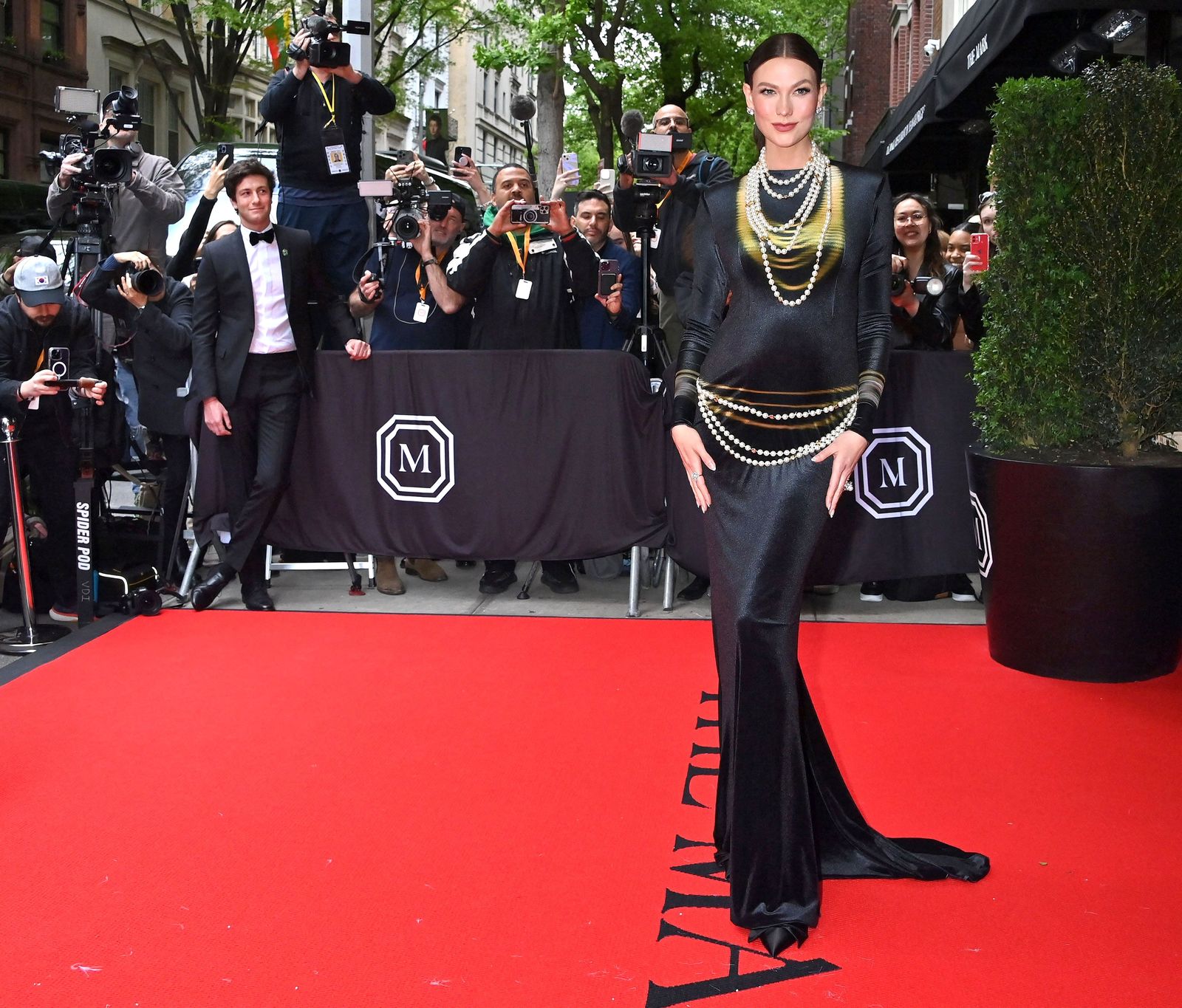 Карли Клосс в Chanel на гала-концерте Met Gala 2023 в Нью-Йорке, 1 мая 2023 г. Карли Клосс в Chanel покидает The Mark Hotel перед посещением Бала Института костюма, 1 мая 2023 г.