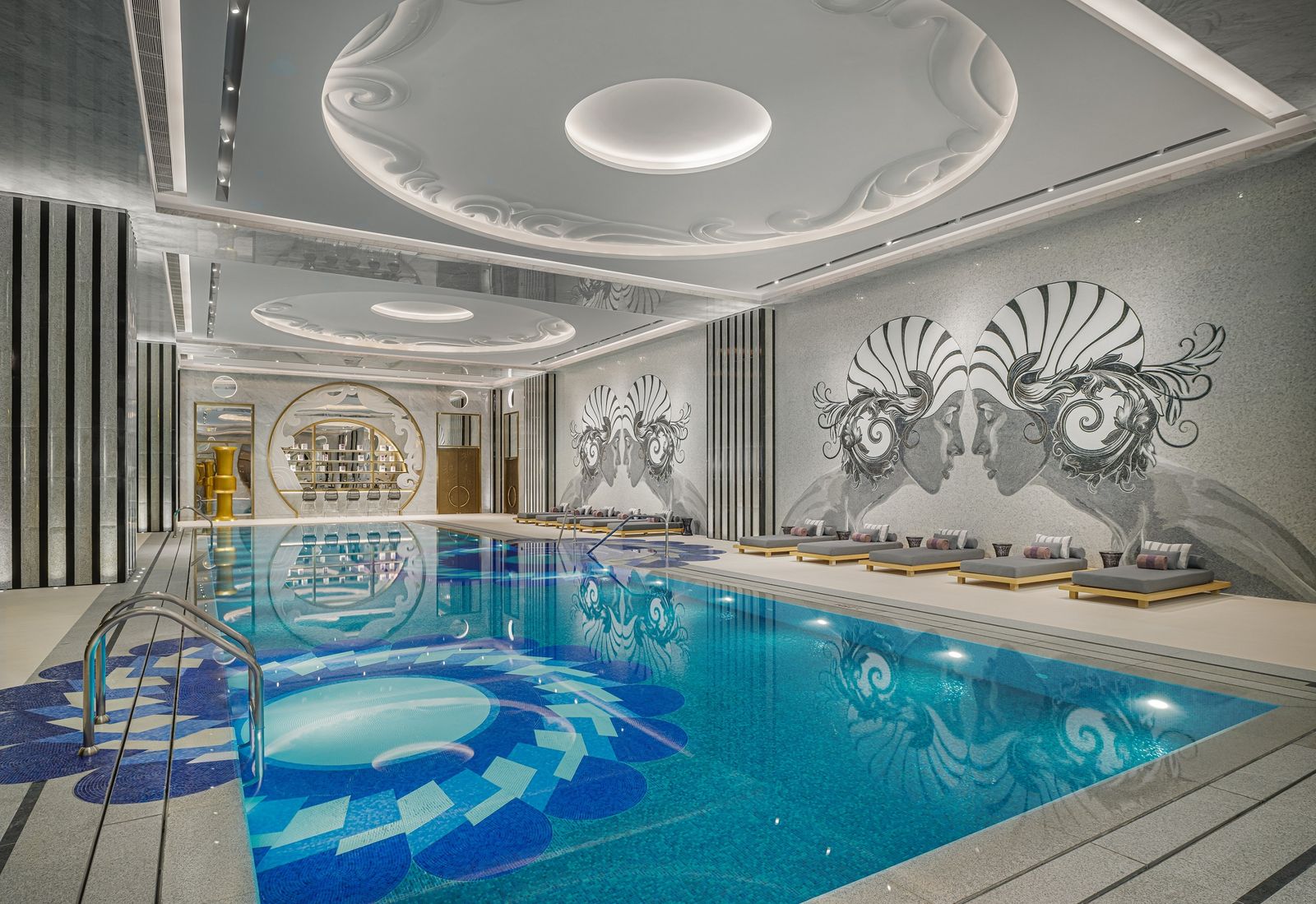 Крытый бассейн в спа Karl Lagerfeld Macau Крытый бассейн в спа отеля Karl Lagerfeld Macau