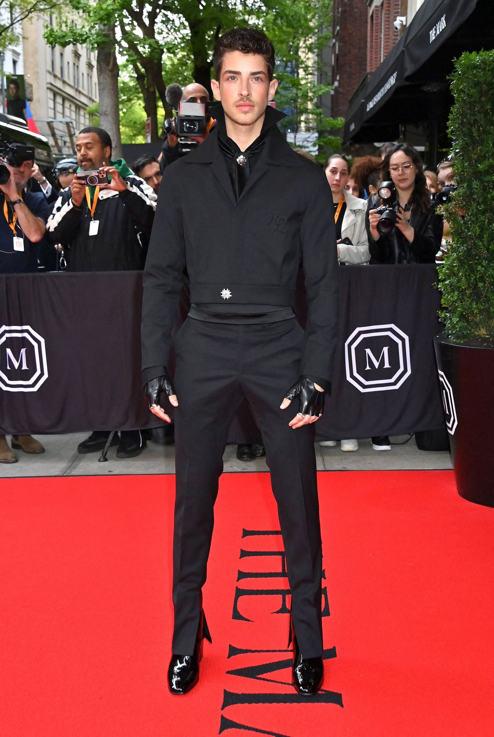 Ману Риос Фернандес на гала-концерте Met Gala 2023, 1 мая 2023 г. Ману Риос Фернандес покидает The Mark Hotel перед посещением Бала Института костюма, 1 мая 2023 г.