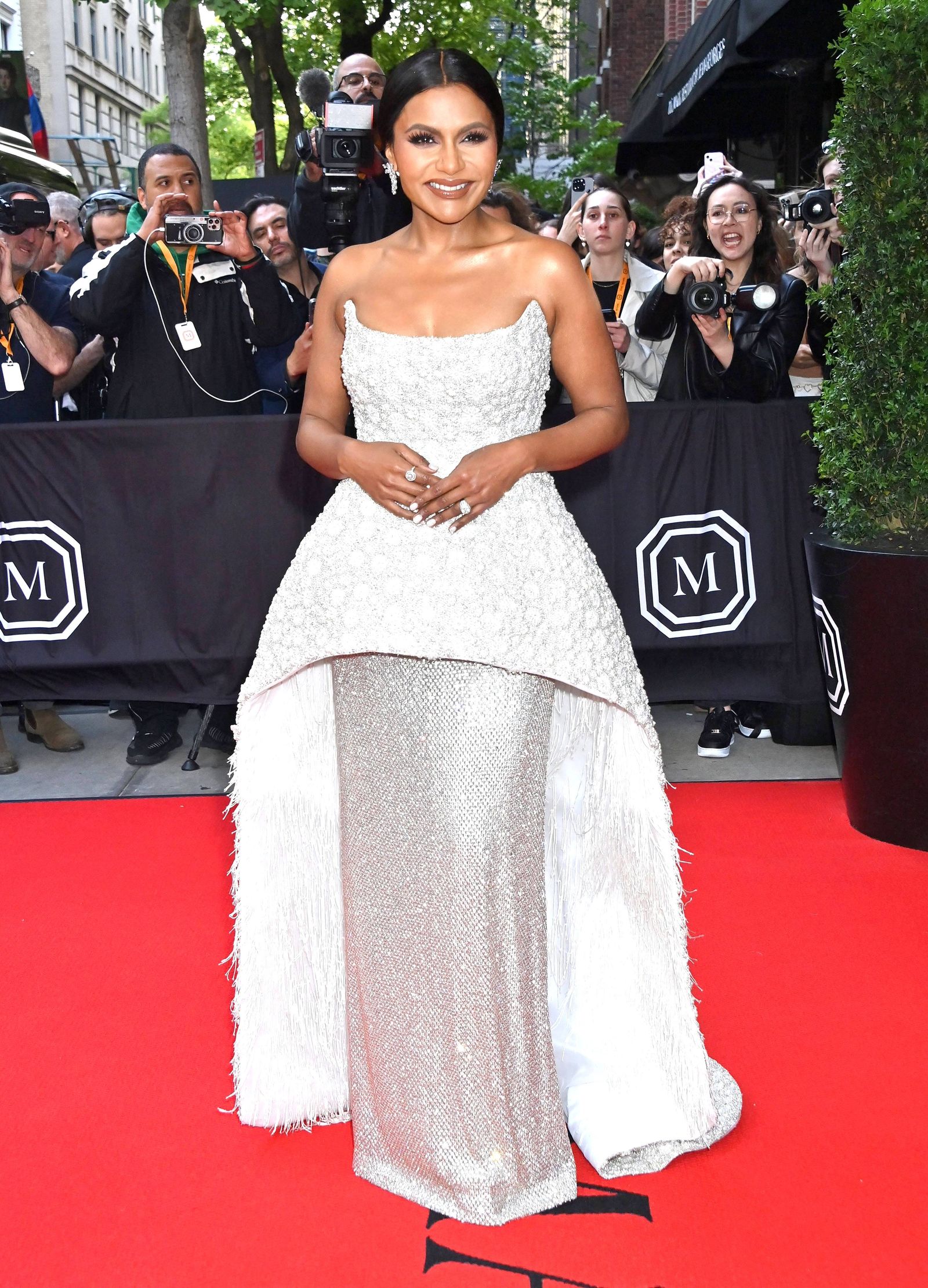 Минди Калинг на гала-концерте Met Gala 2023, 1 мая 2023 г. Минди Калинг покидает The Mark Hotel перед посещением Бала Института костюма, 1 мая 2023 г.