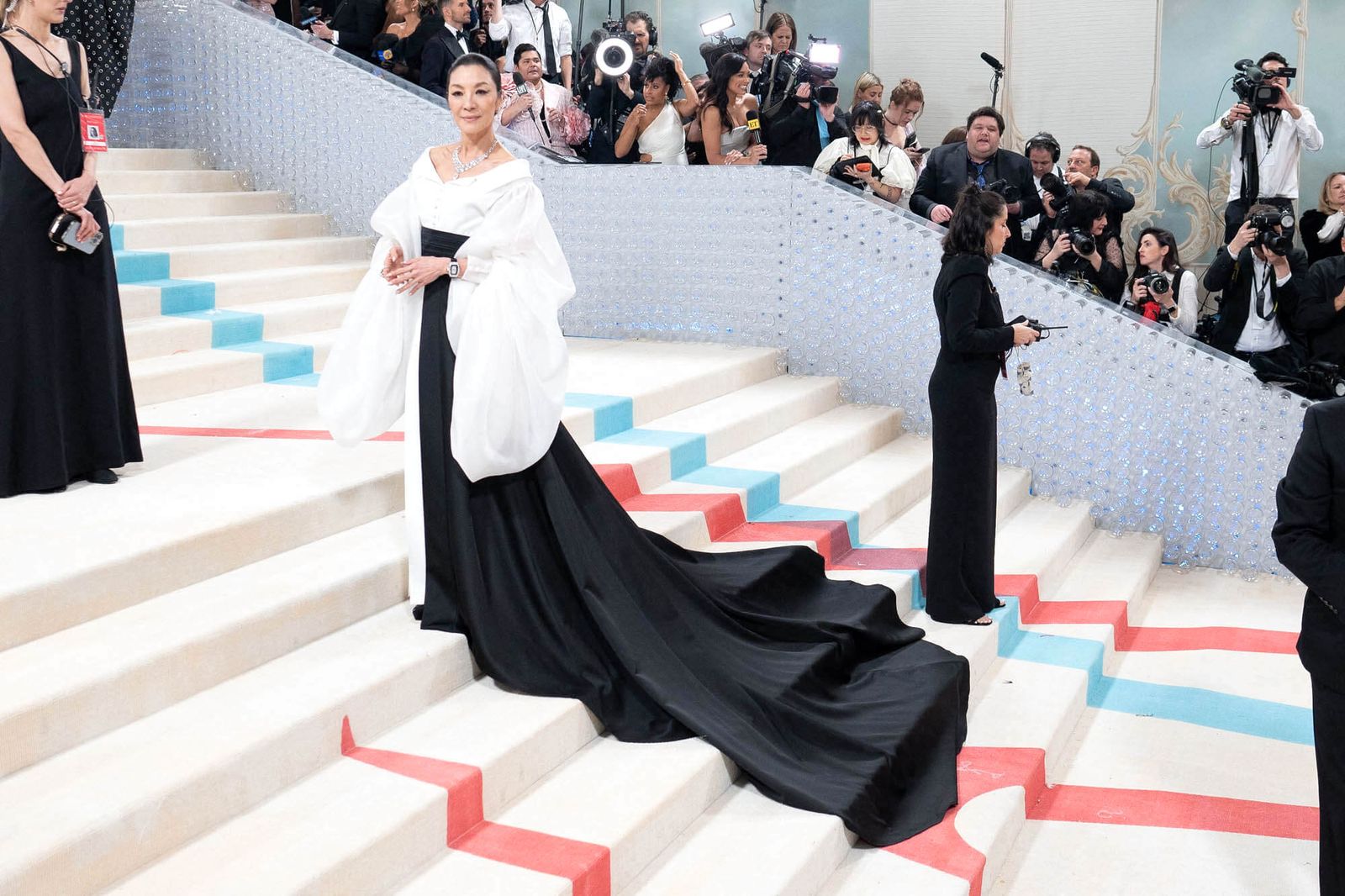 Мишель Йео на Балу Института костюма Met Gala 2023, фото 1 Мишель Йео на Балу Института костюма Met Gala 2023, 1 мая 2023 г., фото 1