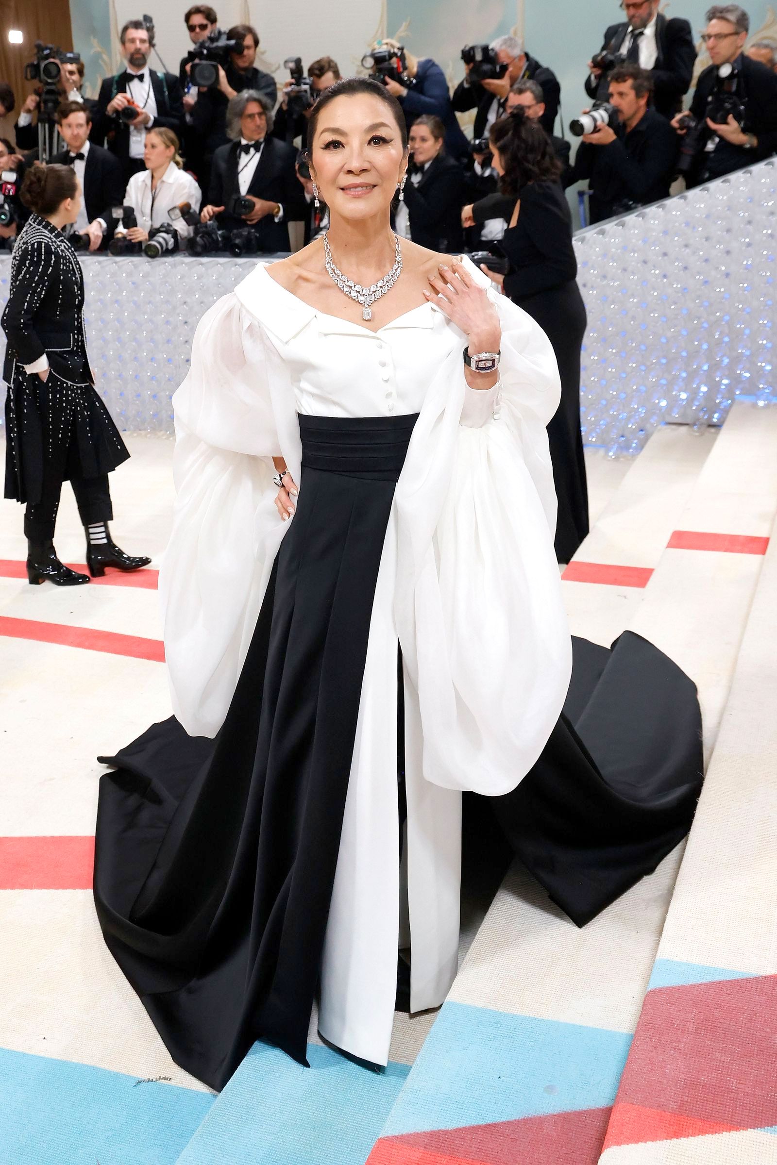 Мишель Йео на Балу Института костюма Met Gala 2023, фото 2 Мишель Йео на Балу Института костюма Met Gala 2023, 1 мая 2023 г., фото 2