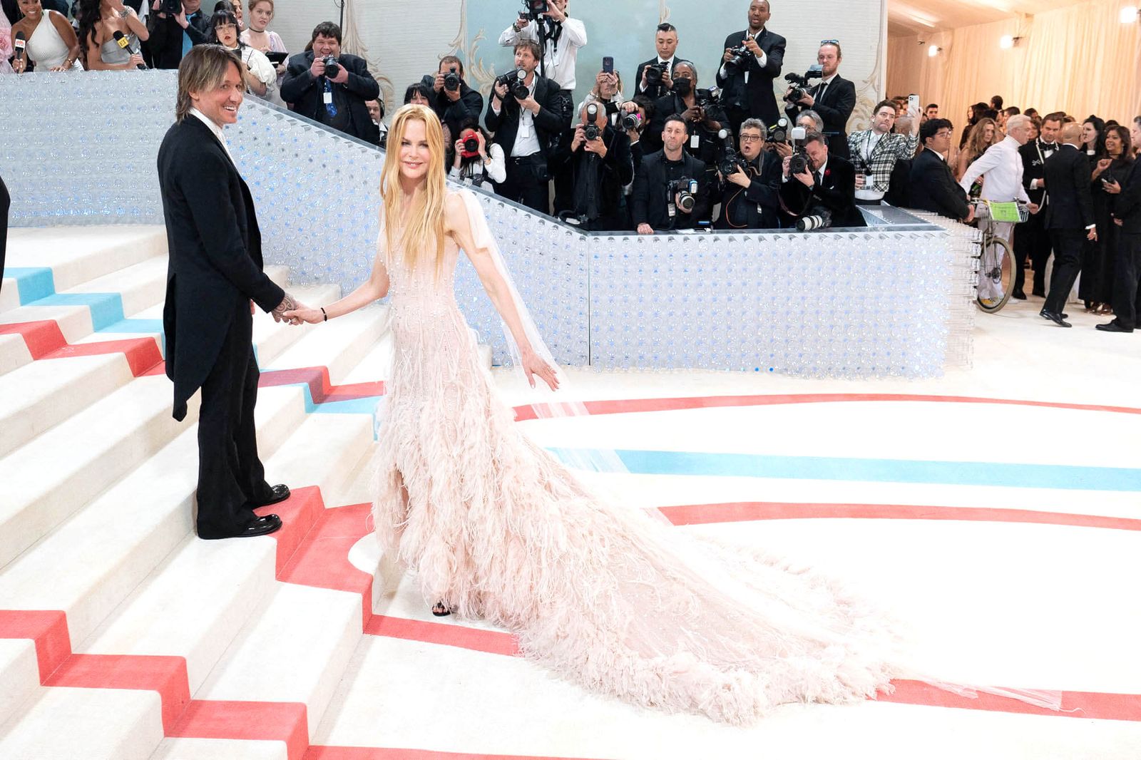 Николь Кидман с мужем Китом Урбаном на Балу Института костюма Met Gala 2023 Николь Кидман с мужем Китом Урбаном на Балу Института костюма Met Gala 2023, 1 мая 2023 г.
