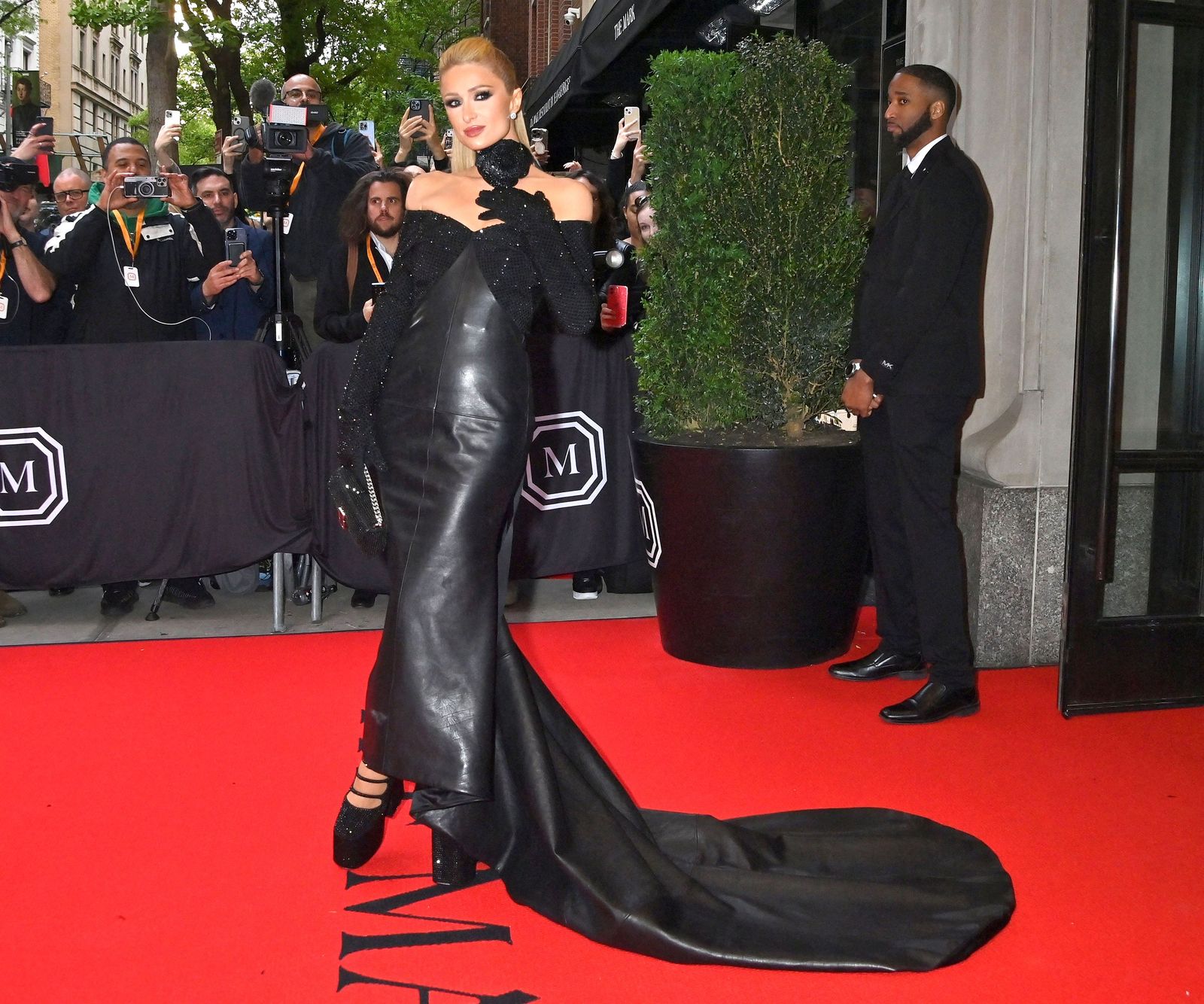 Пэрис Хилтон в Marc Jacobs на гала-концерте Met Gala 2023, 1 мая 2023 г. Пэрис Хилтон в Marc Jacobs покидает The Mark Hotel перед посещением Бала Института костюма, 1 мая 2023 г.