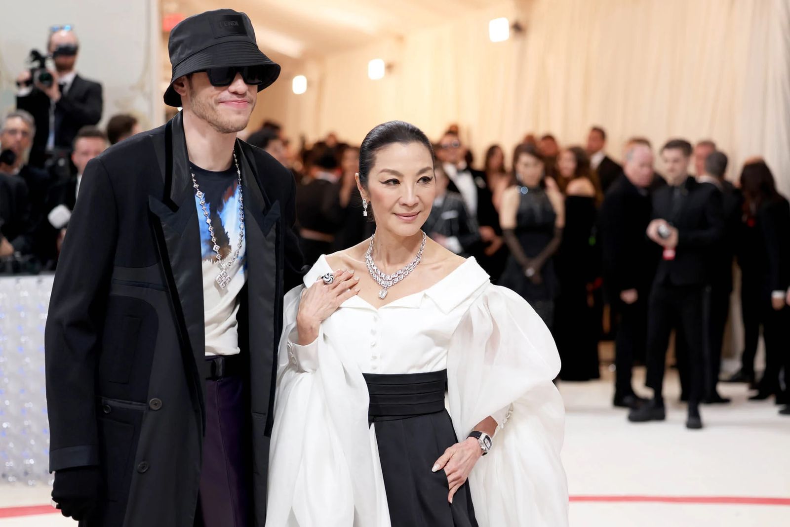 Пит Дэвидсон и Мишель Йео на Балу Института костюма Met Gala 2023 Пит Дэвидсон и Мишель Йео на Балу Института костюма Met Gala 2023, 1 мая 2023 г.
