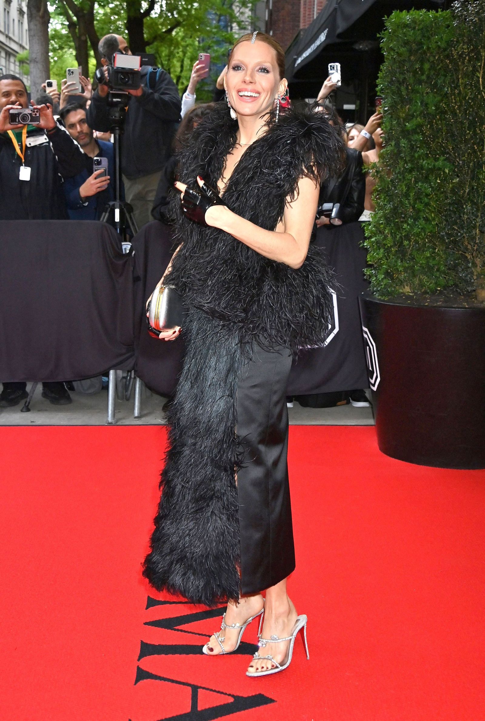 Сиенна Миллер на гала-концерте Met Gala 2023, 1 мая 2023 г. Сиенна Миллер покидает The Mark Hotel перед посещением Бала Института костюма, 1 мая 2023 г.